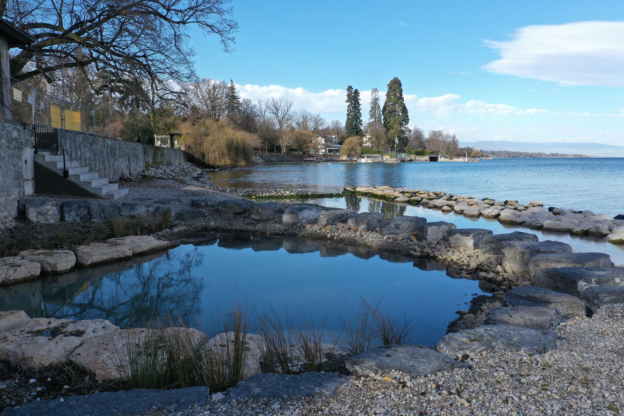 L’exutoire d'eau pluviale du quartier de Sécheron débouche sur fosse de dissipation aménagée.