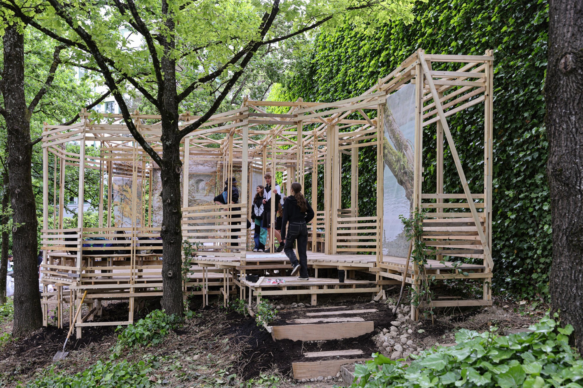 Ballade dans les jardins du Musée International de la Croix Rouge et du Croissant-Rouge genevois. Des structures en bois y ont été construites.