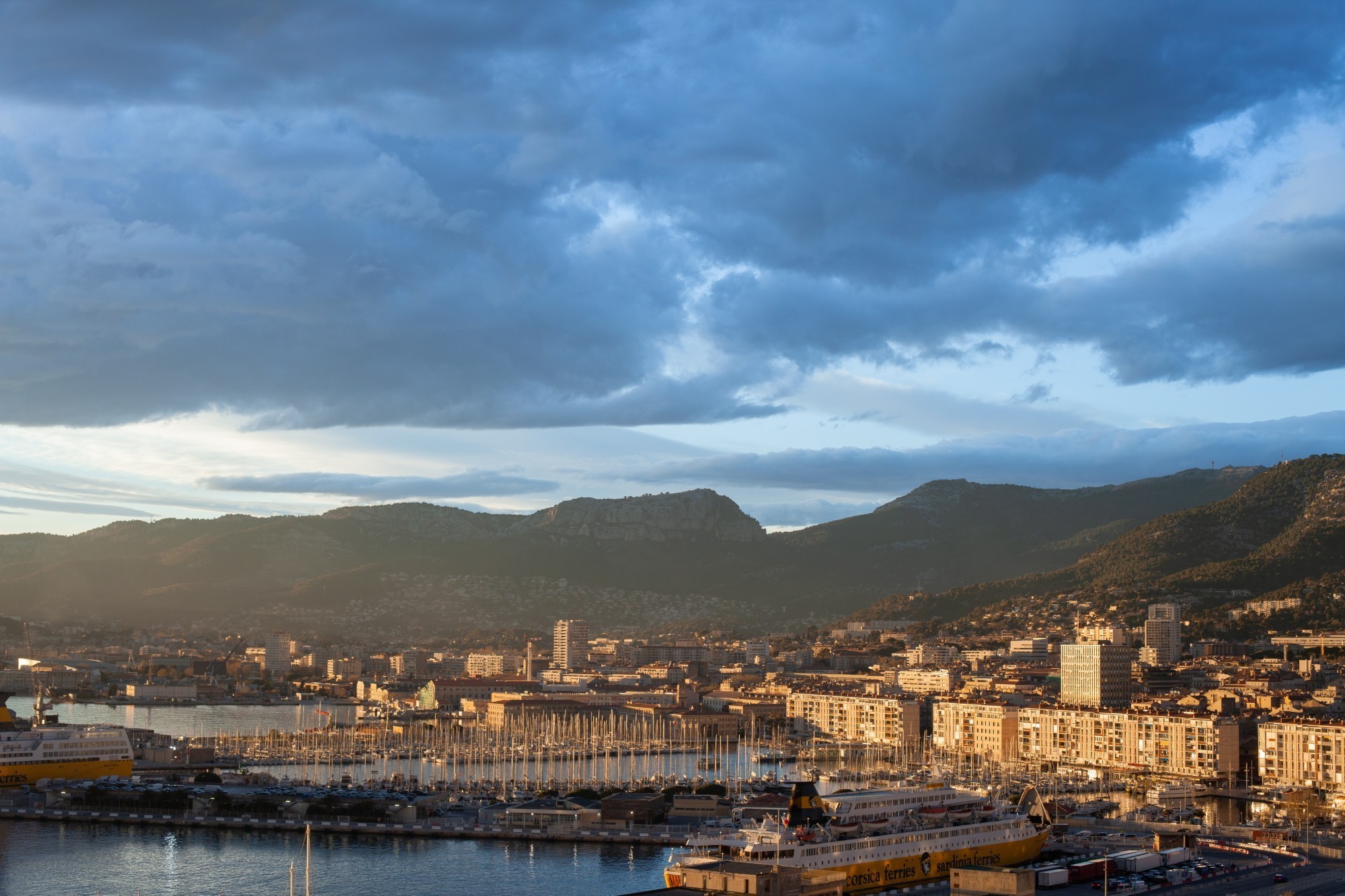 ABB remporte un contrat permettant de fournir de l'électricité aux bateaux séjournant dans le port de Toulon.