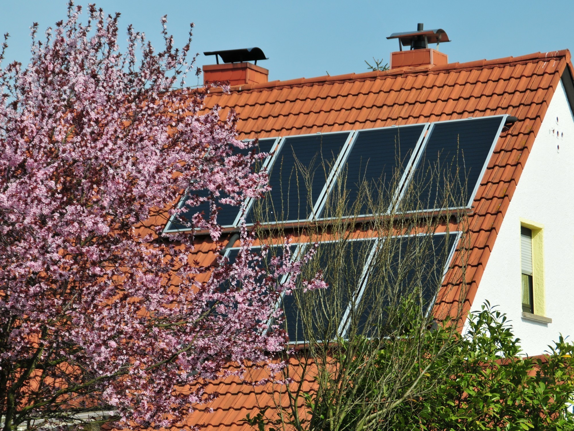 Les nouvelles constructions du canton de Zürich devront produire elles-mêmes une partie de l'électricité dont elles ont besoin.