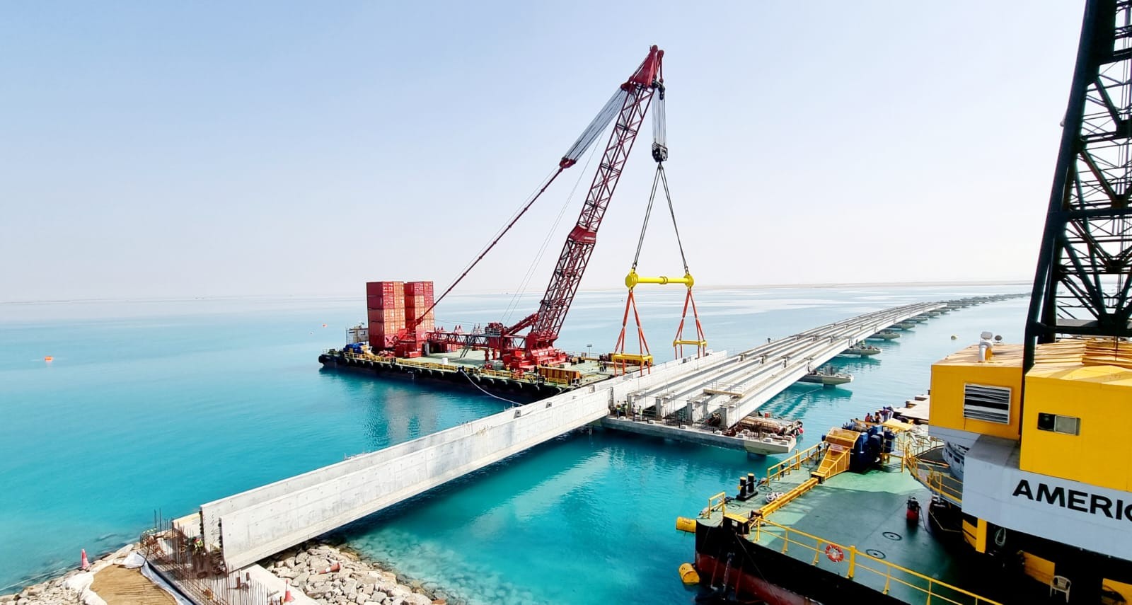 Le MTC 15 de Mammoet sur une barge crée une jambe de force conteneurisée d'une capacité de 500 t pour les travaux d'installation du pont de l'île Shurayrah.