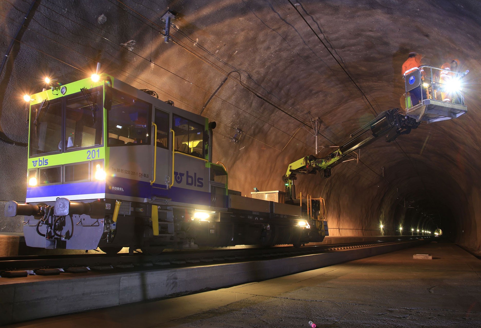 Le BLS construit le tunnel de base du Lötschberg alors que l'incertitude plane encore sur la décision d'aménagement de la voie.