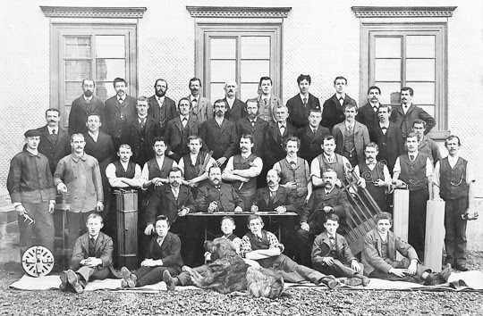 Griesser 1899: photo du personnel de Griesser en 1899 avec le fondateur Anton Griesser (deuxième rangée assise, deuxième à partir de la gauche).