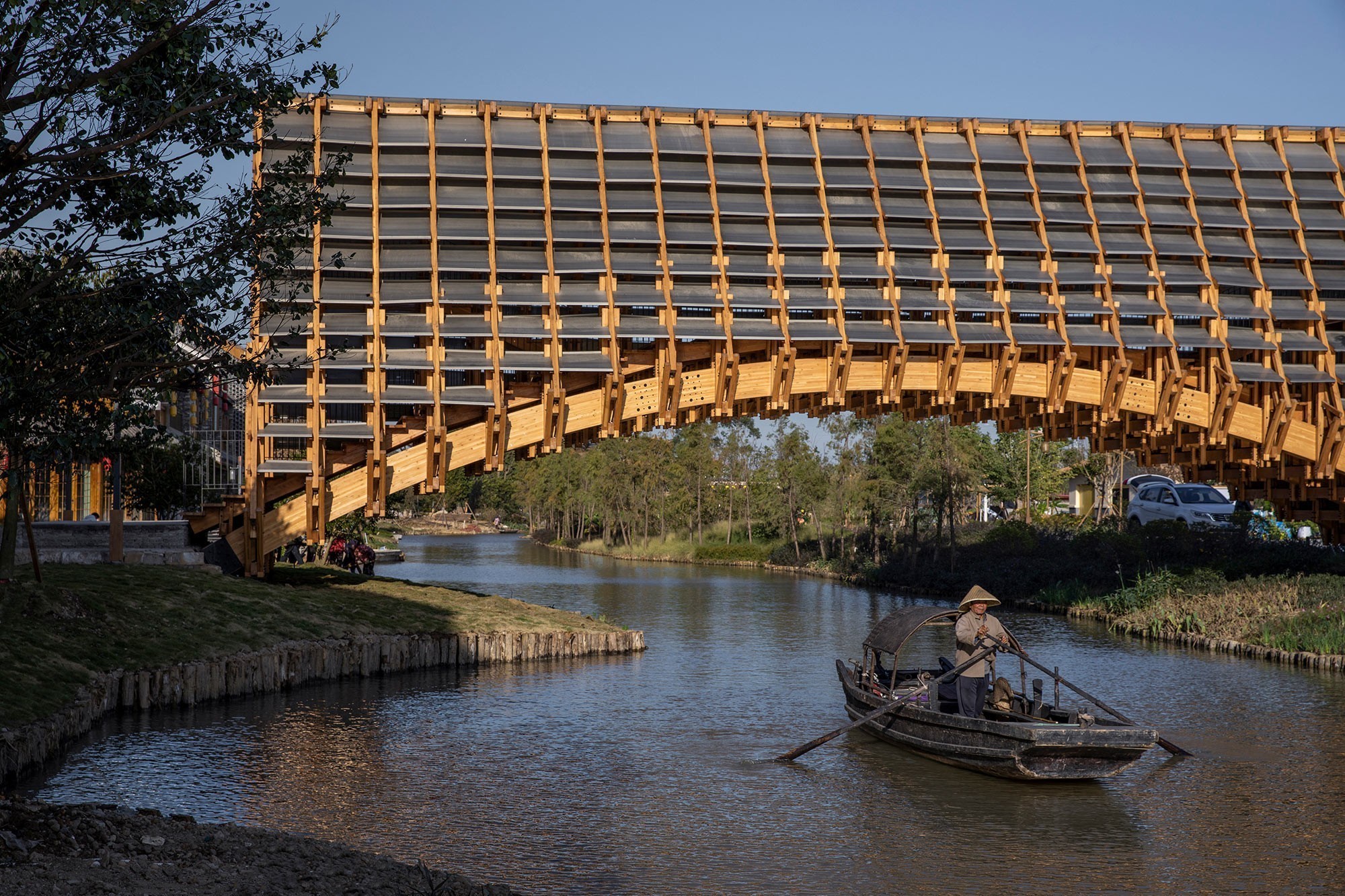 Le pont couvert au crépuscule. Un espace suffisant a été étudié afin que les bateaux puissent passer au-dessous.