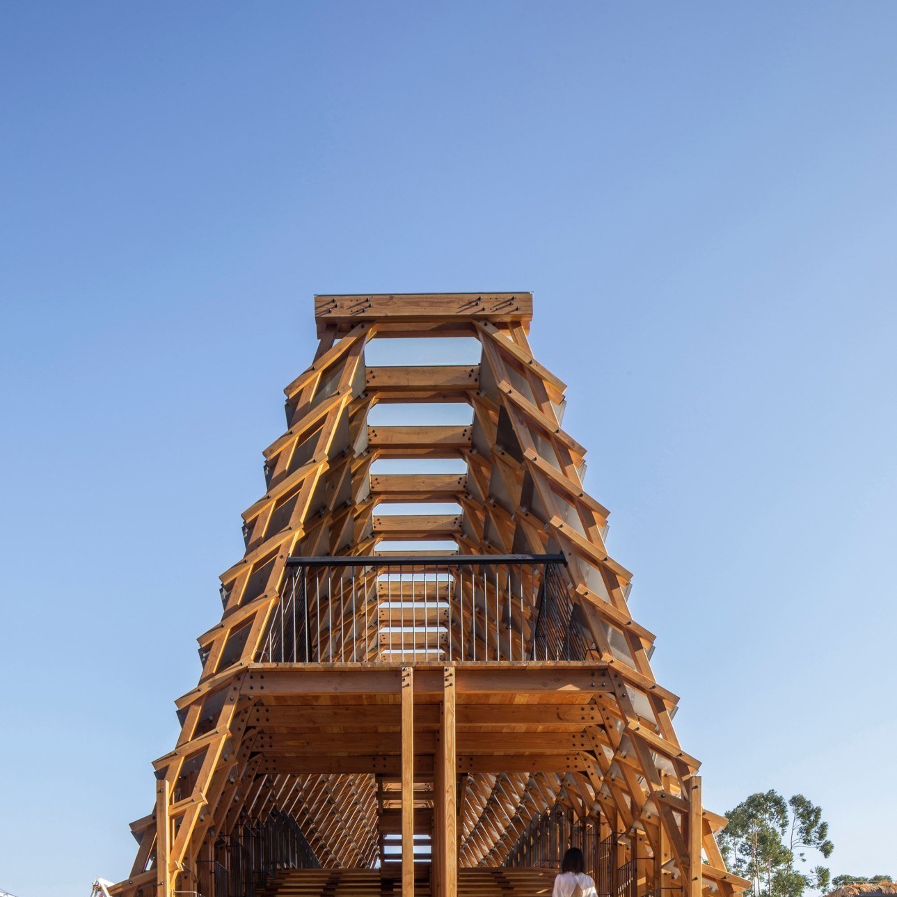 Visualisation de la structure en bois de pin et entrée du pont du côté ouest.