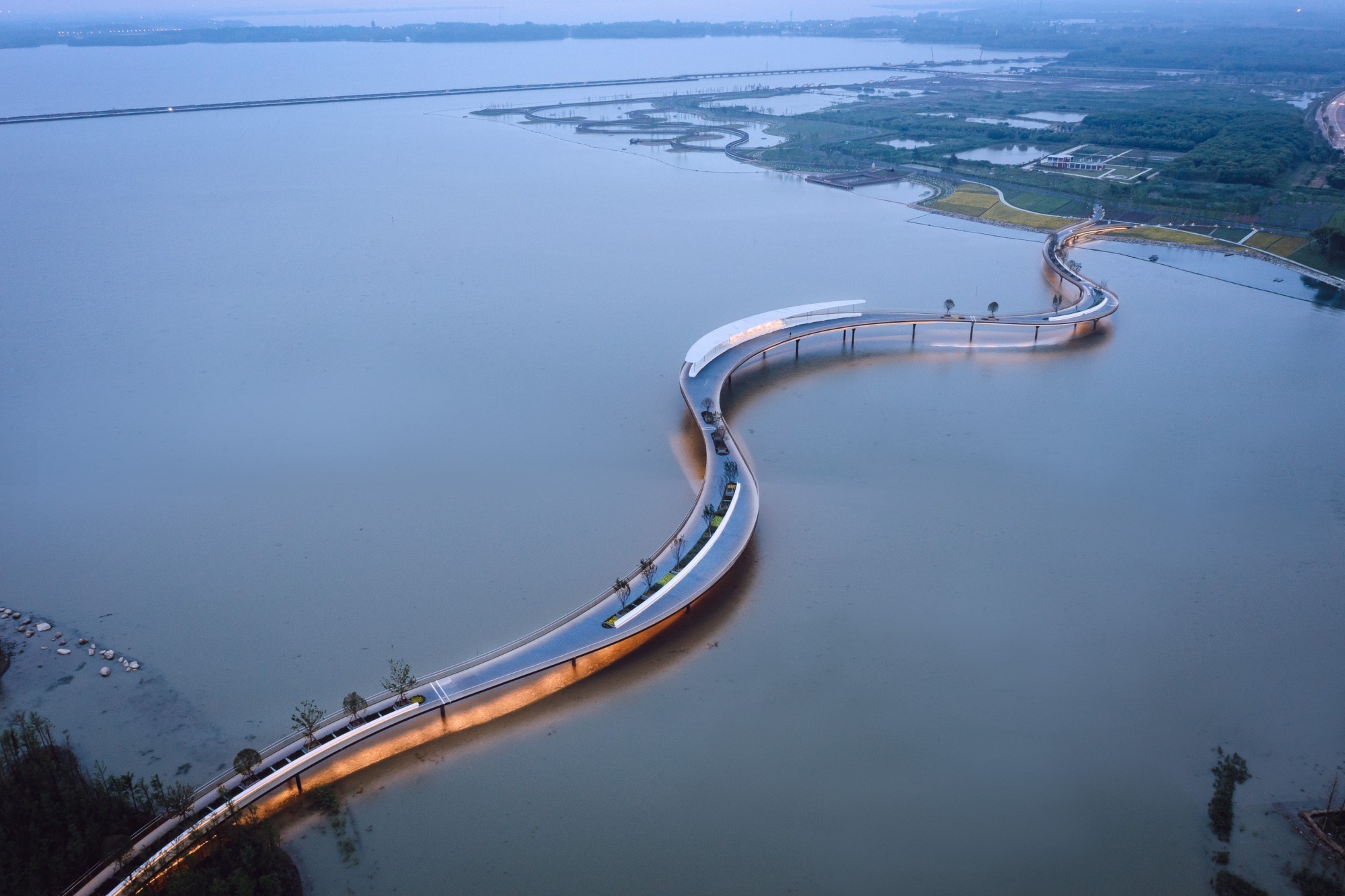 Le pont de Yuandang est une sculpture sur laquelle les passants peuvent se promener et se prélasser.