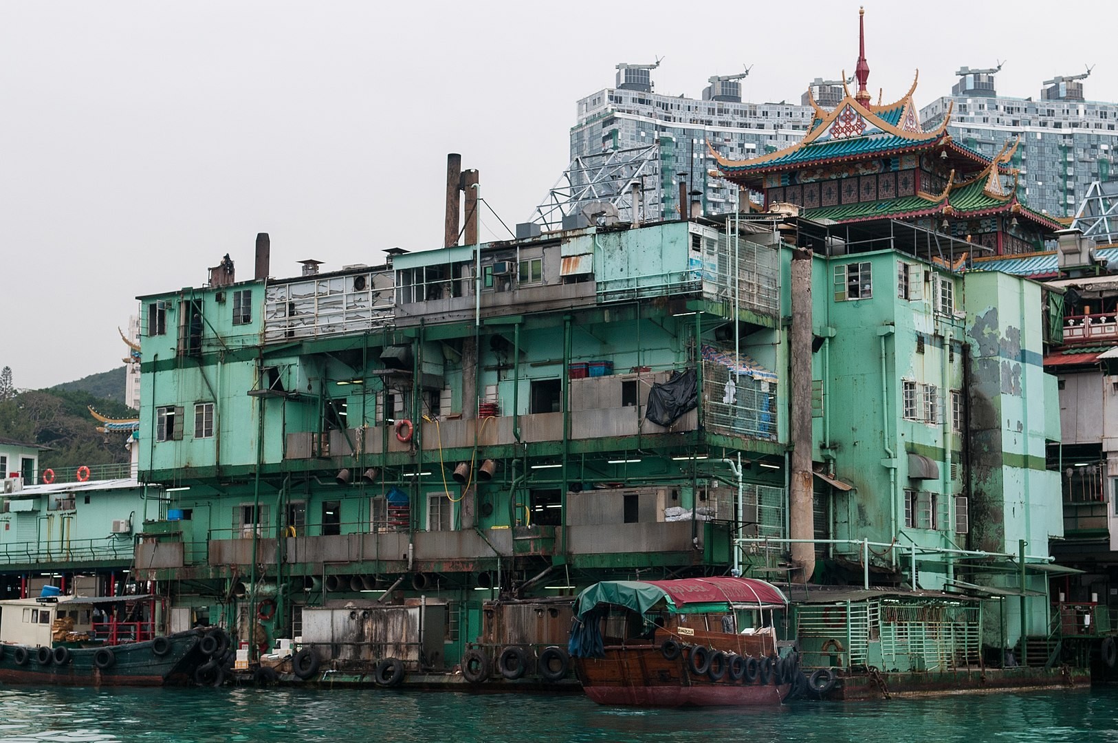 Une photo de 2012 montre l'arrière du Jumbo Kingdom et donne un aperçu audacieux de l'état du bateau-restaurant.