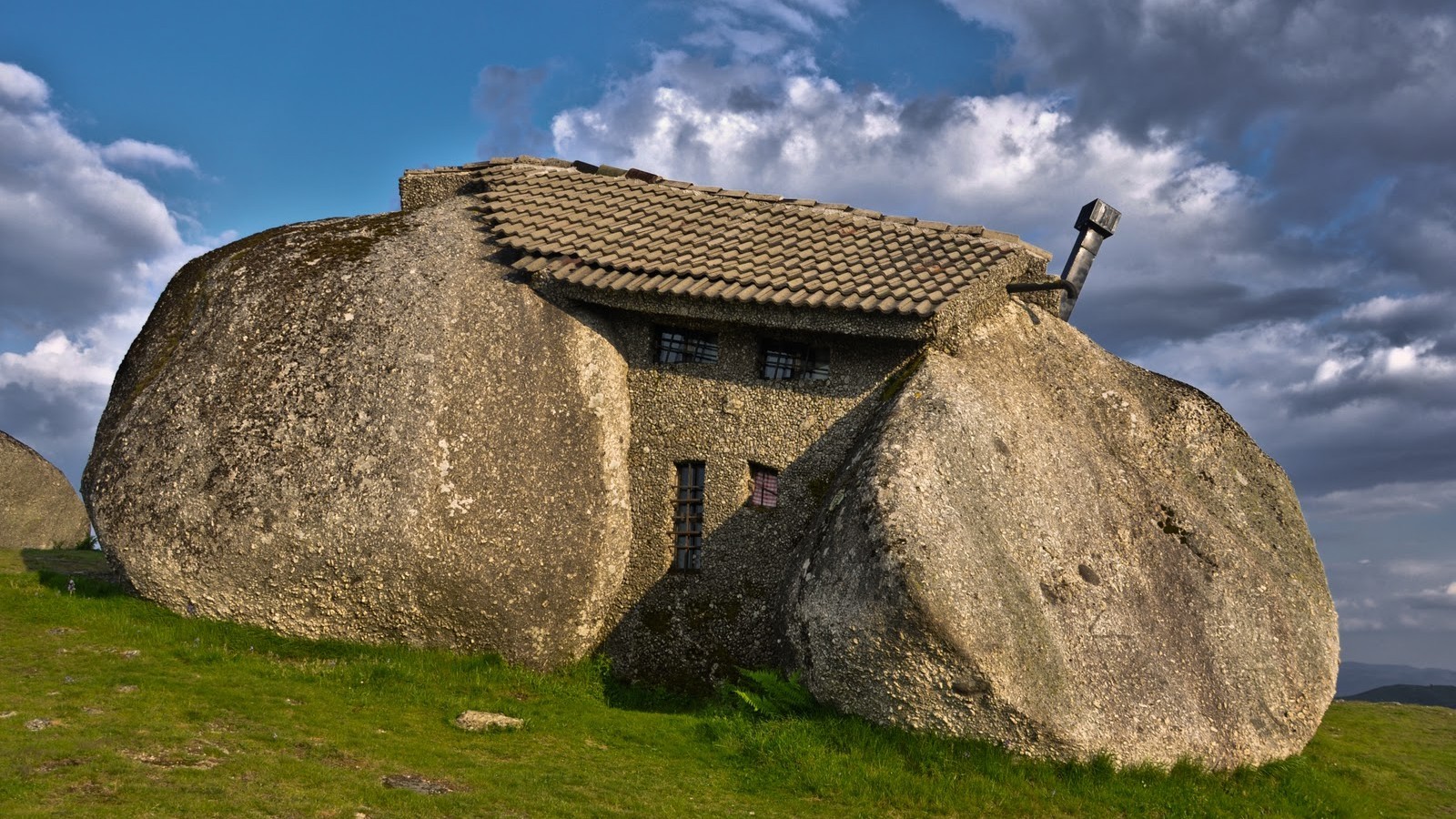 Au rez-de-chaussée se trouve une cuisine et un petit salon et les habitants peuvent se reposer à l'étage.