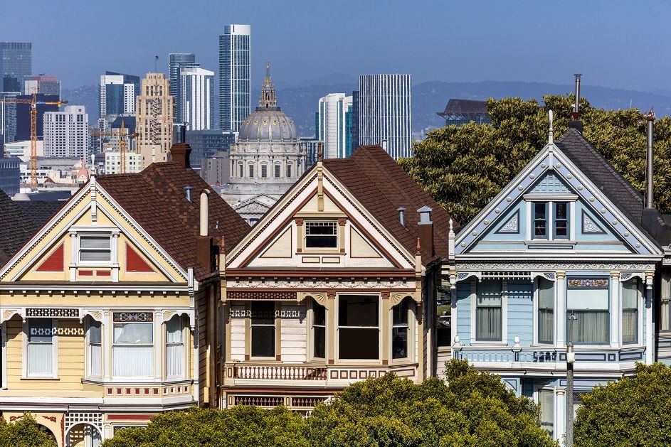 «Postcard Row» est l'un des quartiers et sites les plus photographiés à San Francisco en souvenir du tremblement de terre du début du siècle.