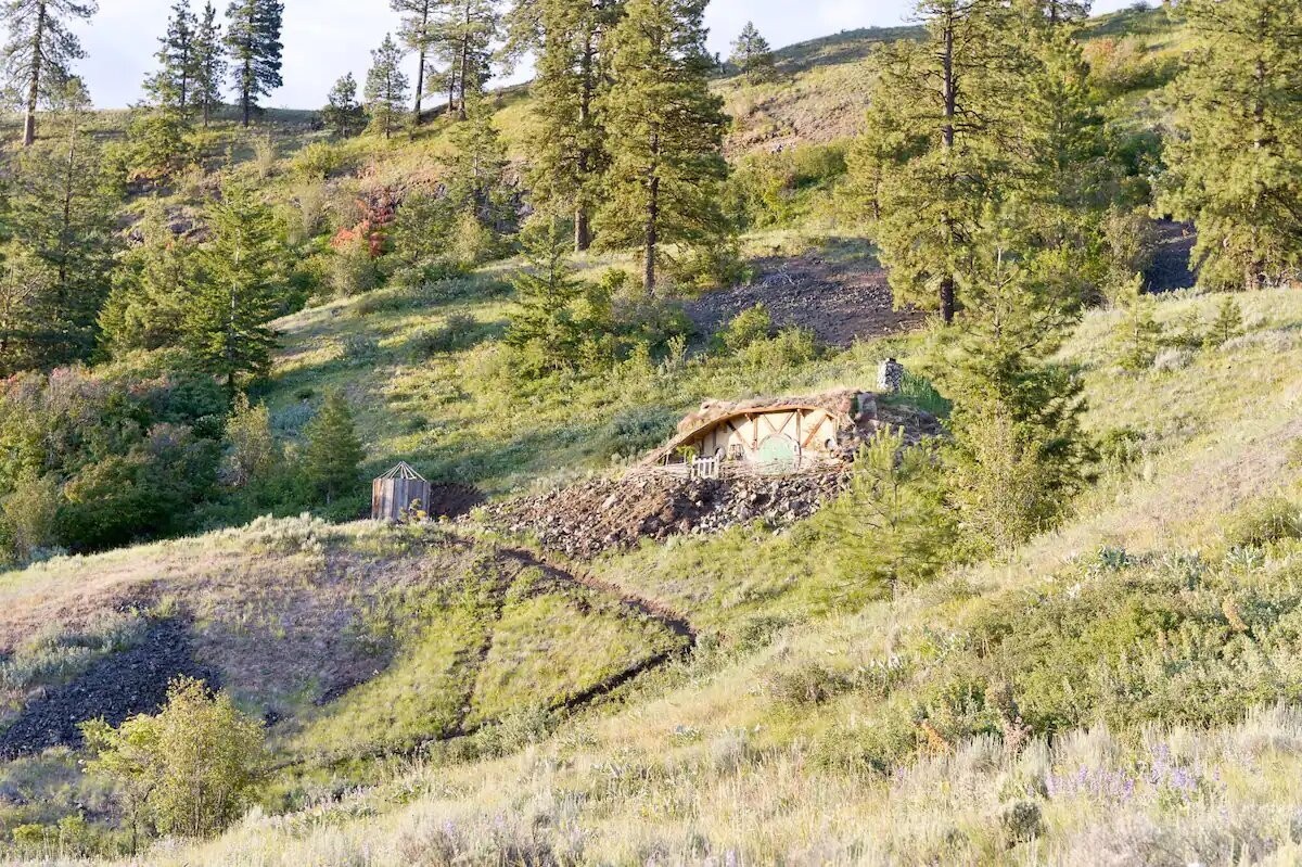 La maison Hobbit à Orondo, (Washington) est nichée dans une colline et accueille des visiteurs pour la nuit par l'intermédiaire du site Airbnb.