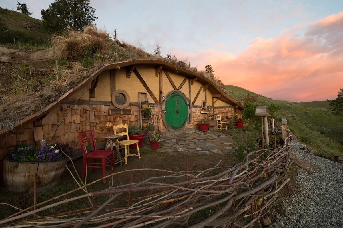 La maison Hobbit a été construite par Kristie Wolfe, connue pour ses logements Tiny House insolites sur Airbnb.