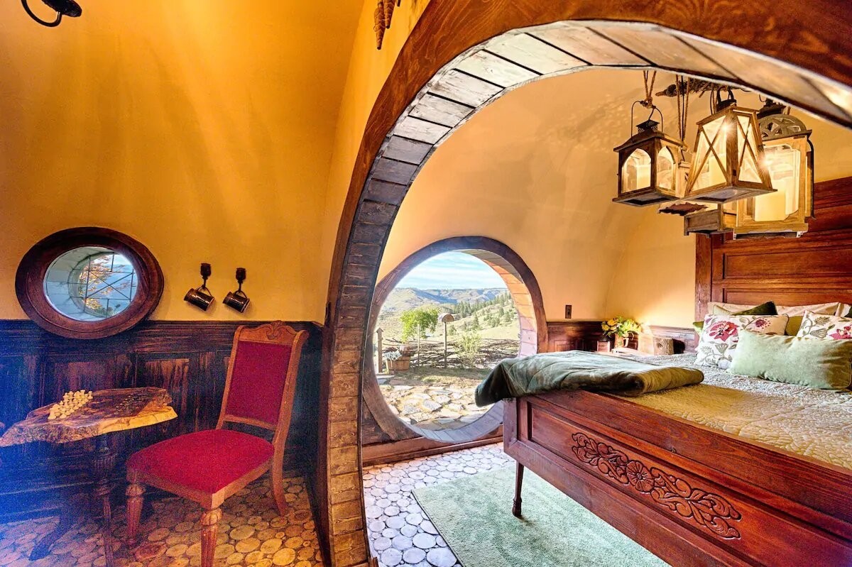 Baptisé «Underground Hygge», ce Airbnb est actuellement complet jusqu'en décembre 2022. Une nuit dans la maison du Hobbit coûte 393 francs suisses.