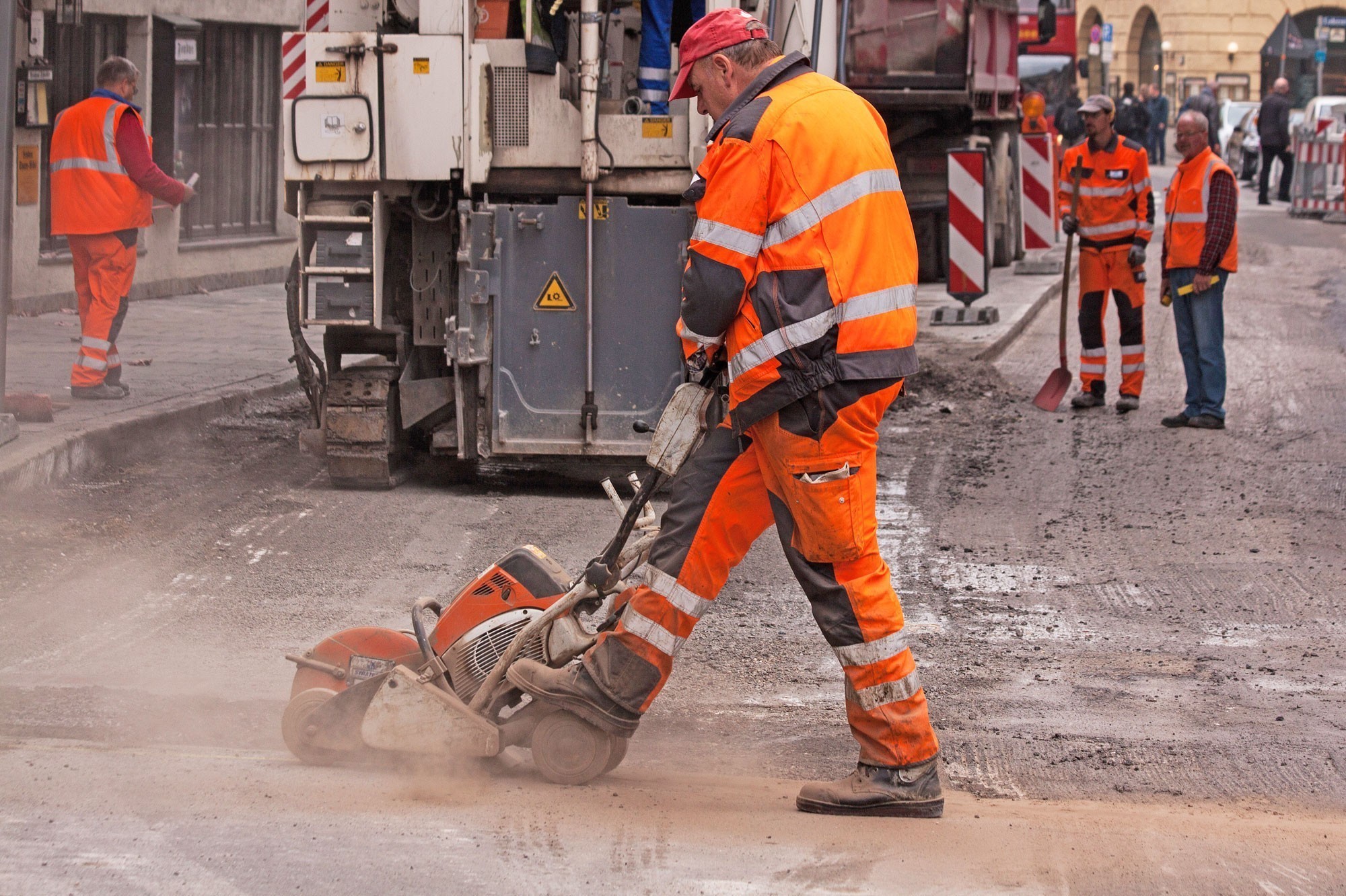 Une nouvelle méthode est utilisée pour l'entretien des revêtements routiers peu bruyants dans le canton de Bâle-Campagne.