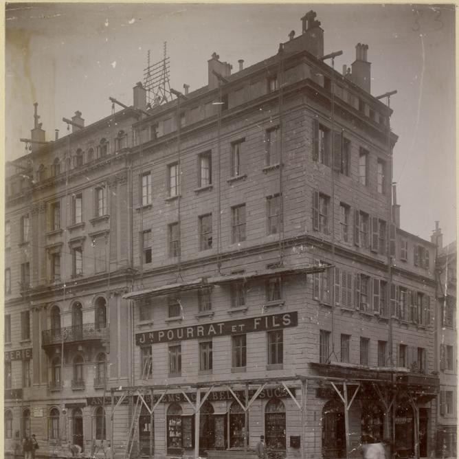 La «Maison Roux», construite entre 1791 et 1792, propriété d'un peintre en émail David Étienne Roux, est inscrite à l'inventaire depuis 1986.