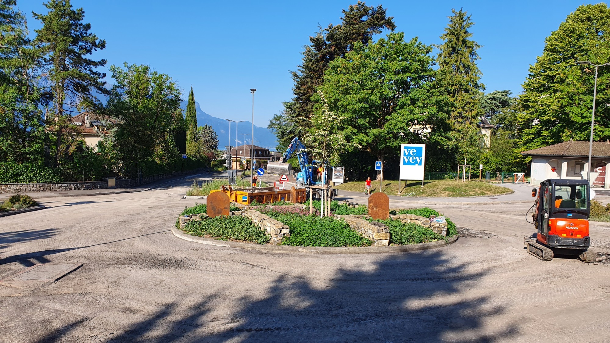 Un nouveau revêtement phonoabsorbant est posé sur la route de Blonay à Vevey engendrant la fermeture du giratoire du Samaritain pendant 4 jours au moins..