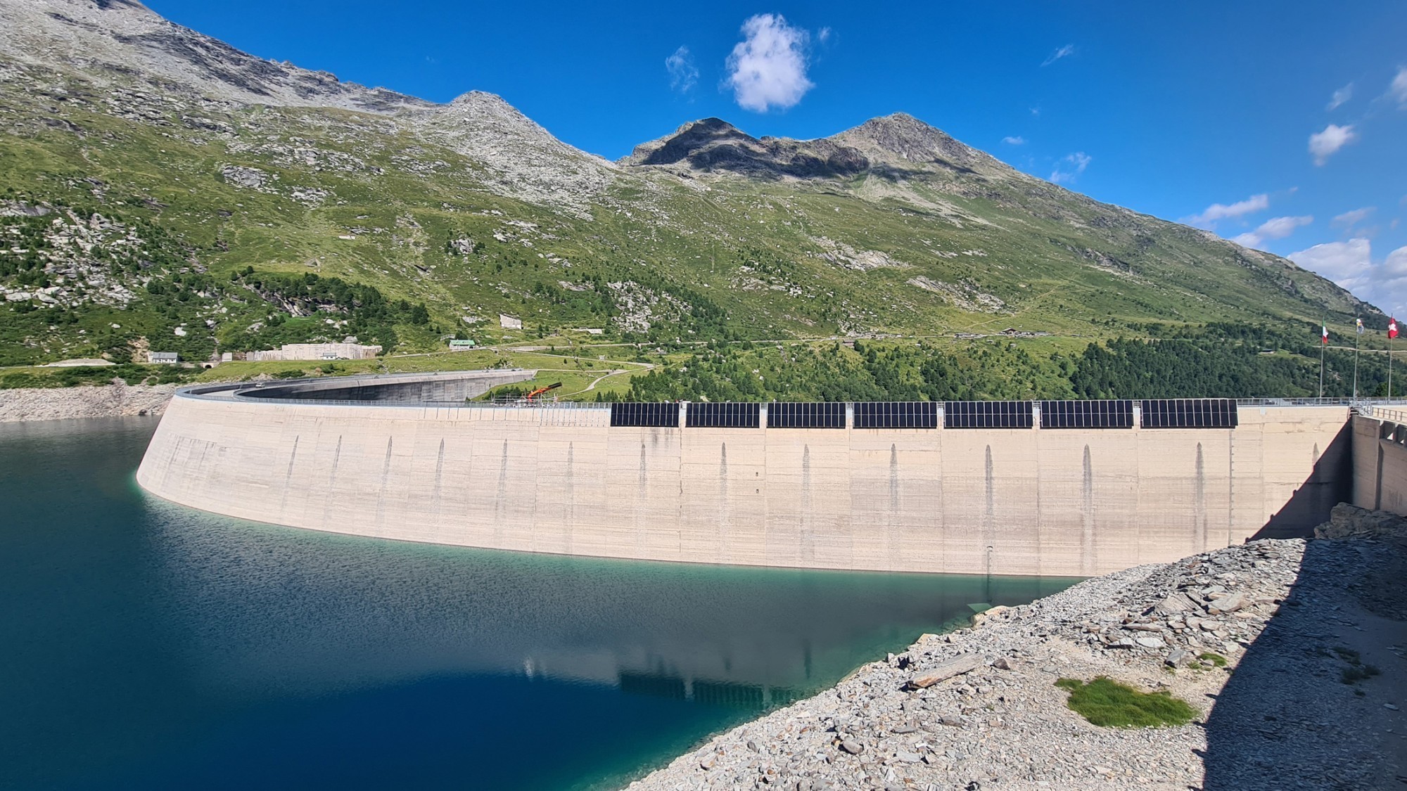 Les travaux de construction de l'installation photovoltaïque sur le barrage de Valle di Lei ont commencé. Ils sont soutenus par la centrale électrique de la ville de Zurich (EWZ).