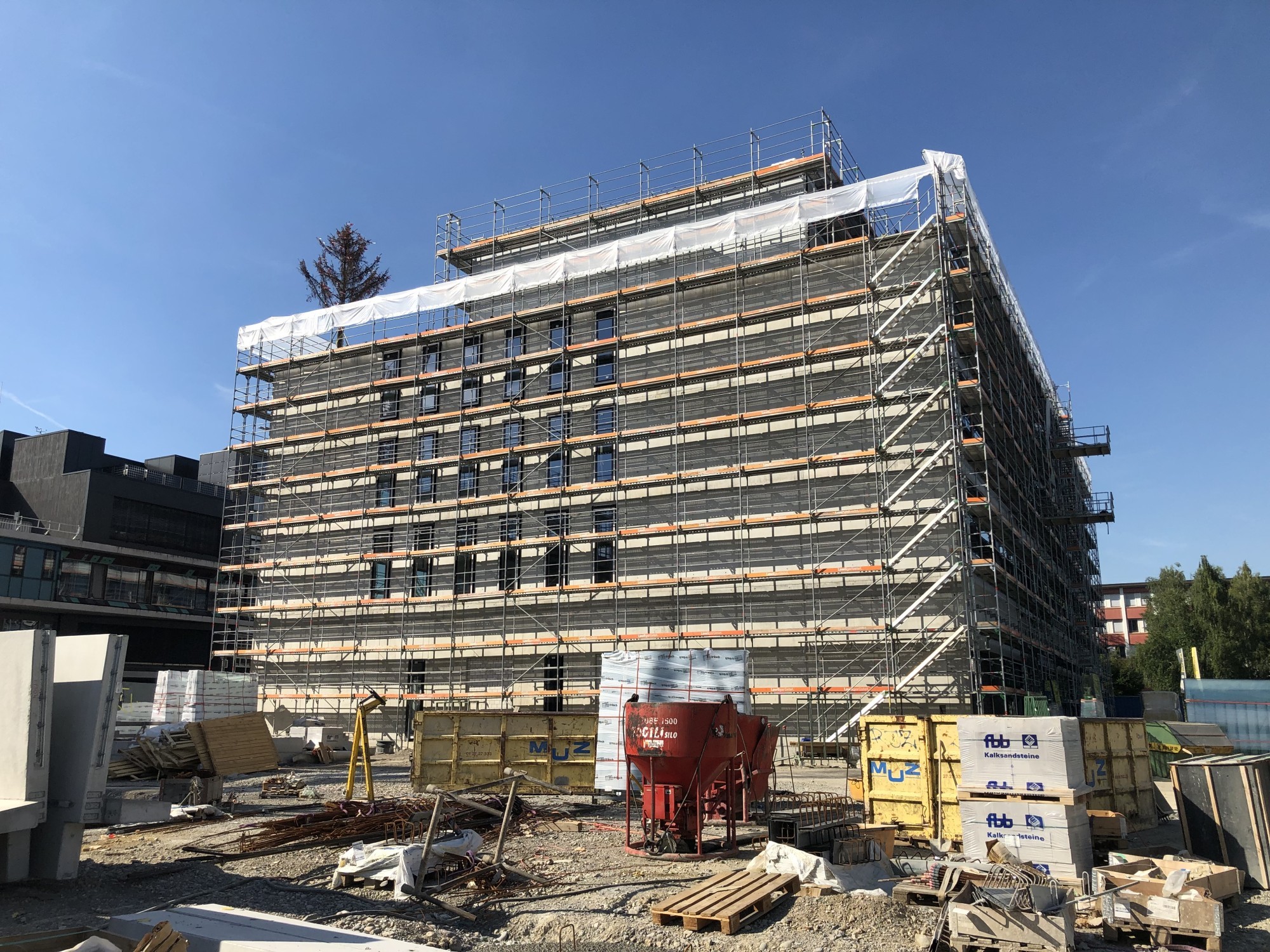 Le bâtiment repose avec sa dalle de béton sur 48 pieux qui transfèrent les charges dans des couches plus profondes. Empa Laboratoires3