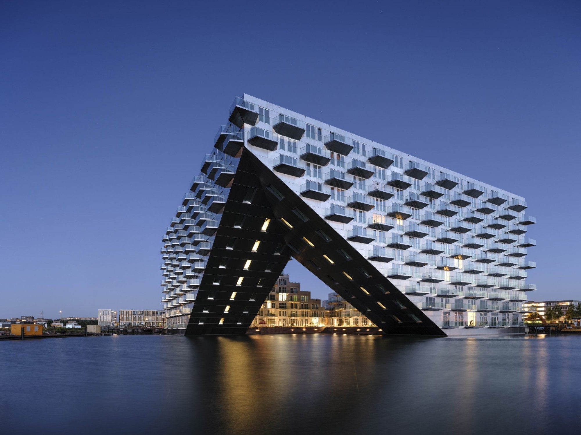 Le «Sluishuis» est achevé dans le quartier d'IJburg à Amsterdam. Son design correspond à la proue d'un bateau.