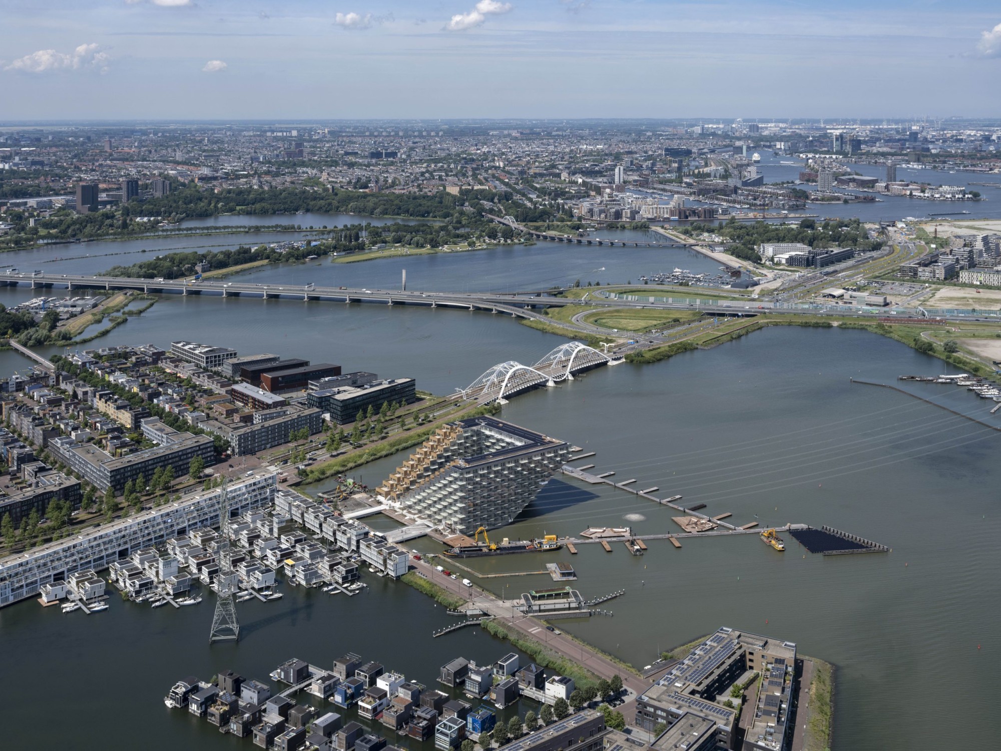 Le projet a permis de construire un immeuble d'habitation dans le quartier d'IJburg à Amsterdam, directement au bord du lac IJ.