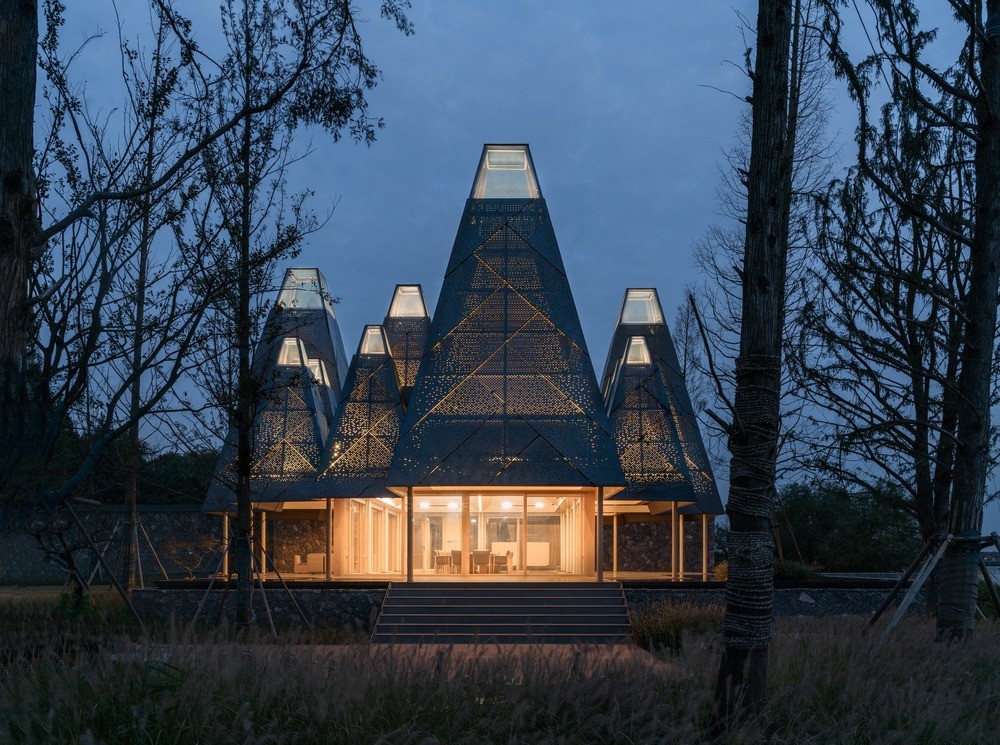 Le «Restaurant of Metasequoia Grove» a été construit directement sur le lac Tai Hu dans le village de Shanwan.