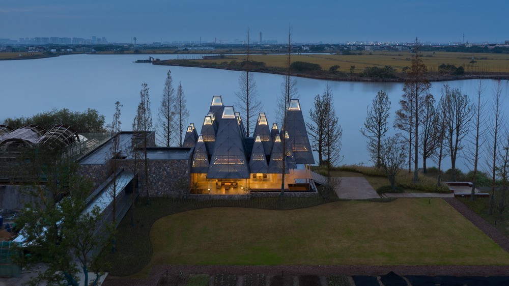 Avec ses tours en forme de pyramide sur le toit, le bâtiment devait s'intégrer dans le paysage environnant.