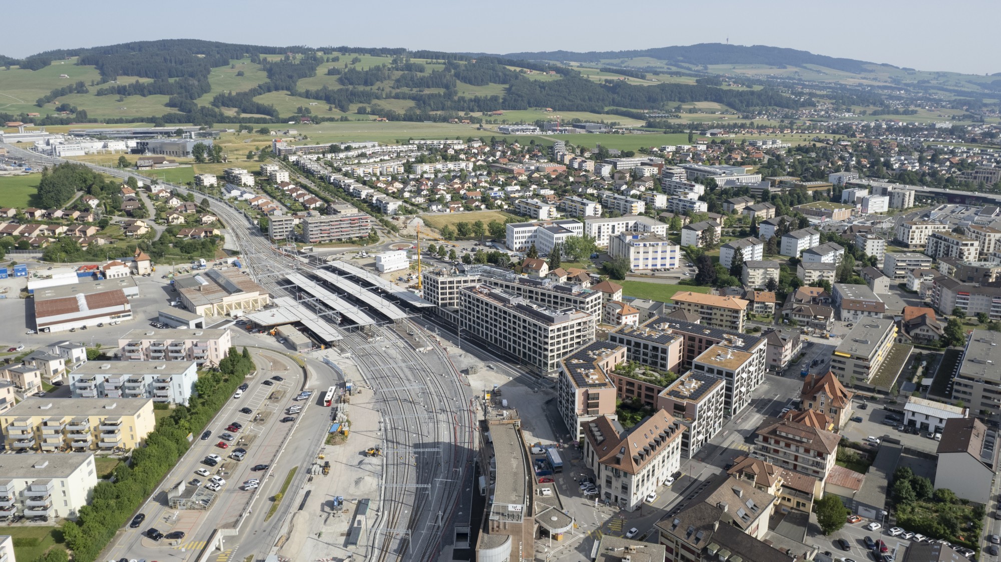 Avec le déplacement de la gare de Bulle et la construction de ce nouvel ensemble bâti, le centre de la ville de Bulle se déplace aussi et se redéfinit.