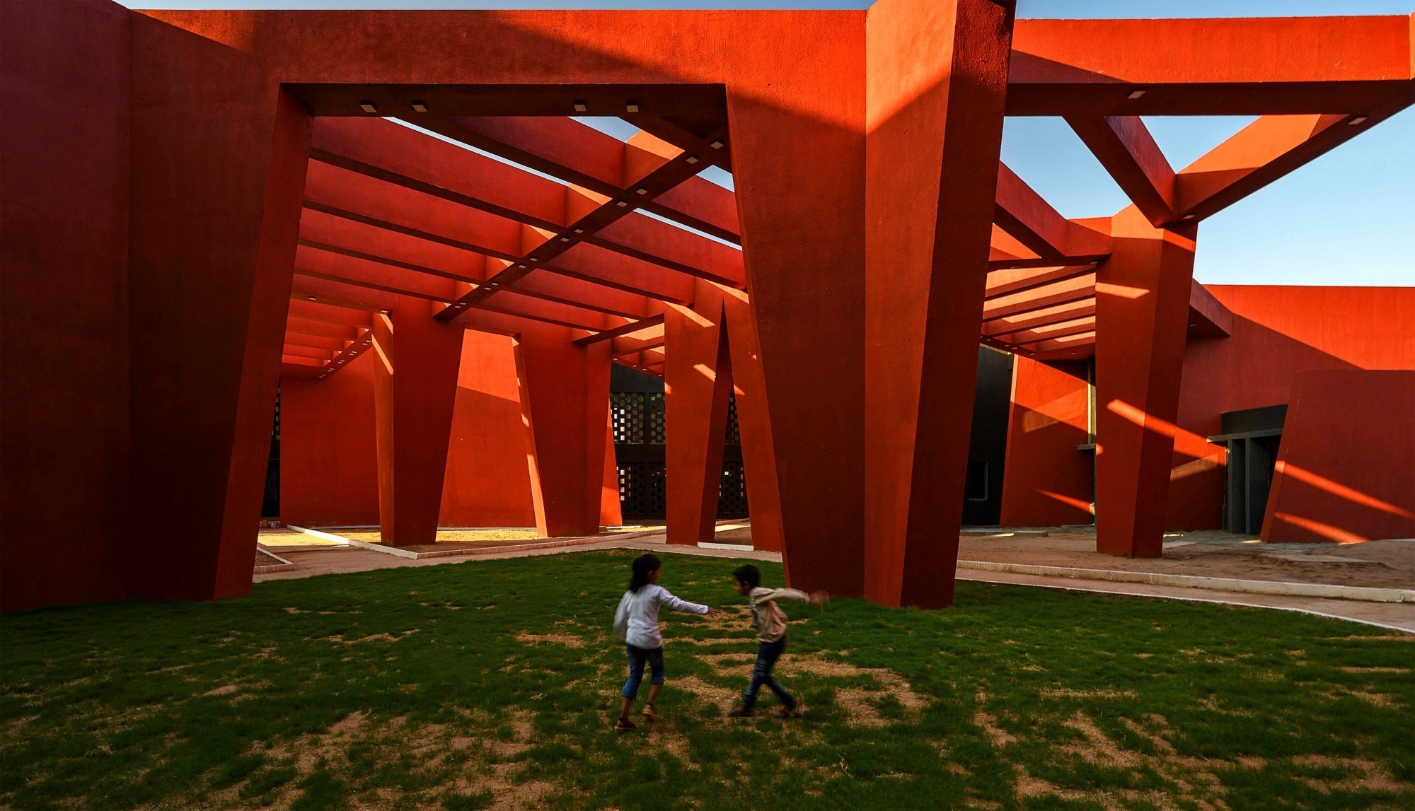 Les murs angulaires de cette école du Ras, dans le nord de l'Inde, offrent de l'ombre dans la cour centrale. La construction perméable empêche l'accumulation de chaleur en aérant les couloirs et les chemins de manière naturelle. (Architecture : Sanjay Pur