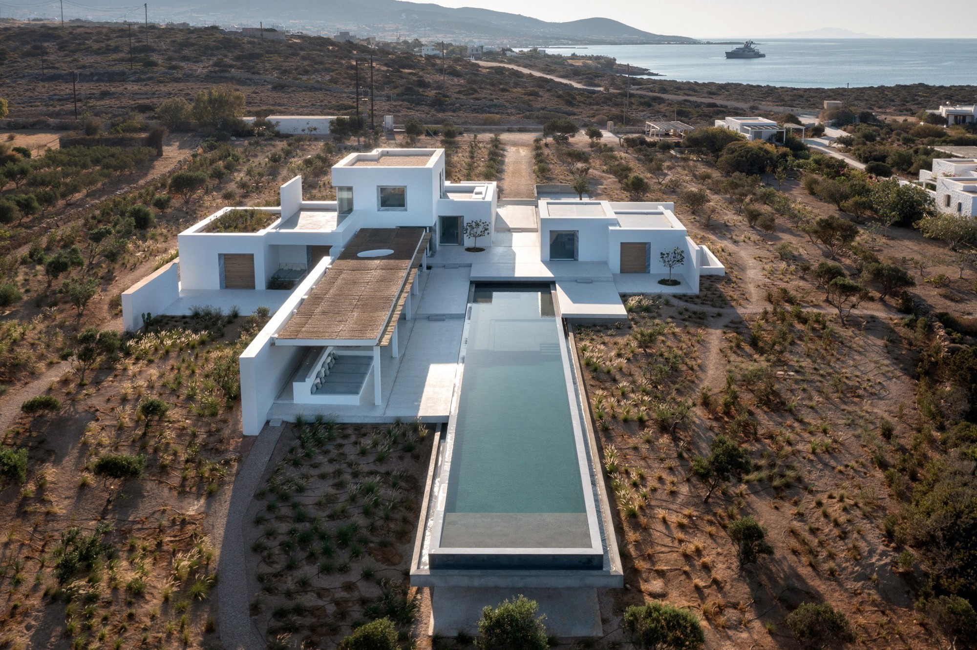 La forme et le choix des matériaux de cette propriété située sur l'île grecque de Paros, où Héraclès aurait jadis débarqué selon la mythologie, correspondent à une construction traditionnelle avec du stuc blanc en guise de crépi et des embrasures de fenêt