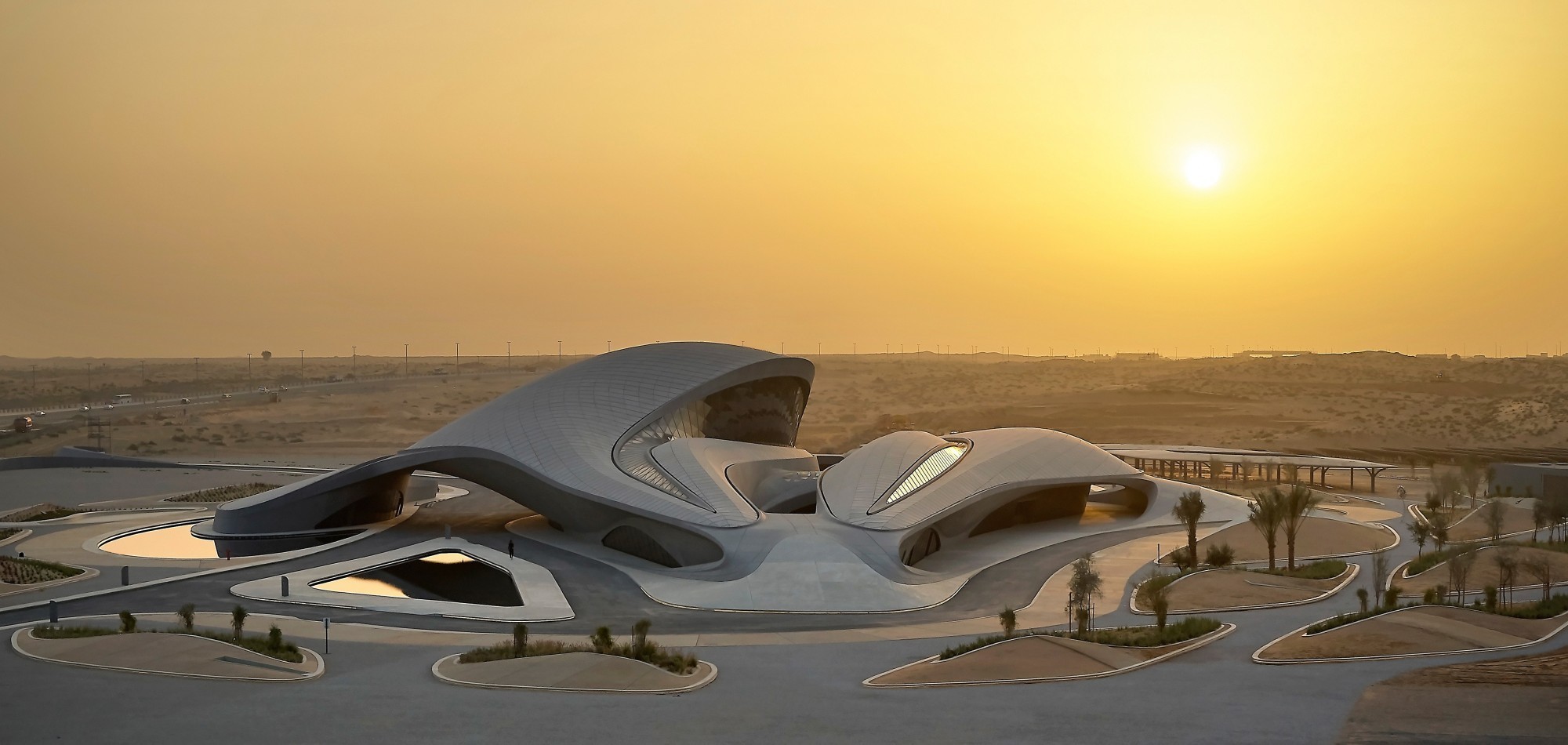 Le bâtiment situé près de Sharjah, dans les Émirats arabes unis, révèle dès le premier coup d'œil la signature de la défunte architecte Zaha Hadid. Alimenté par l'énergie solaire, il sert de siège social à l'organisation de développement durable Beeah Gro