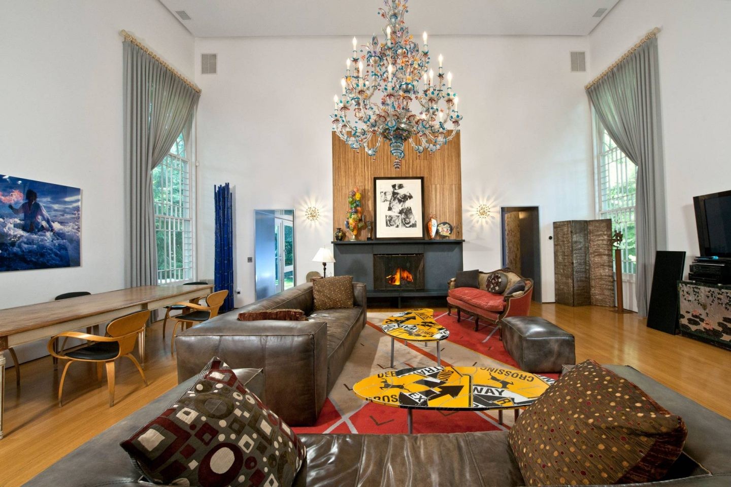 Un lustre vénitien de Murano remplit majestueusement l'espace du salon transformé.