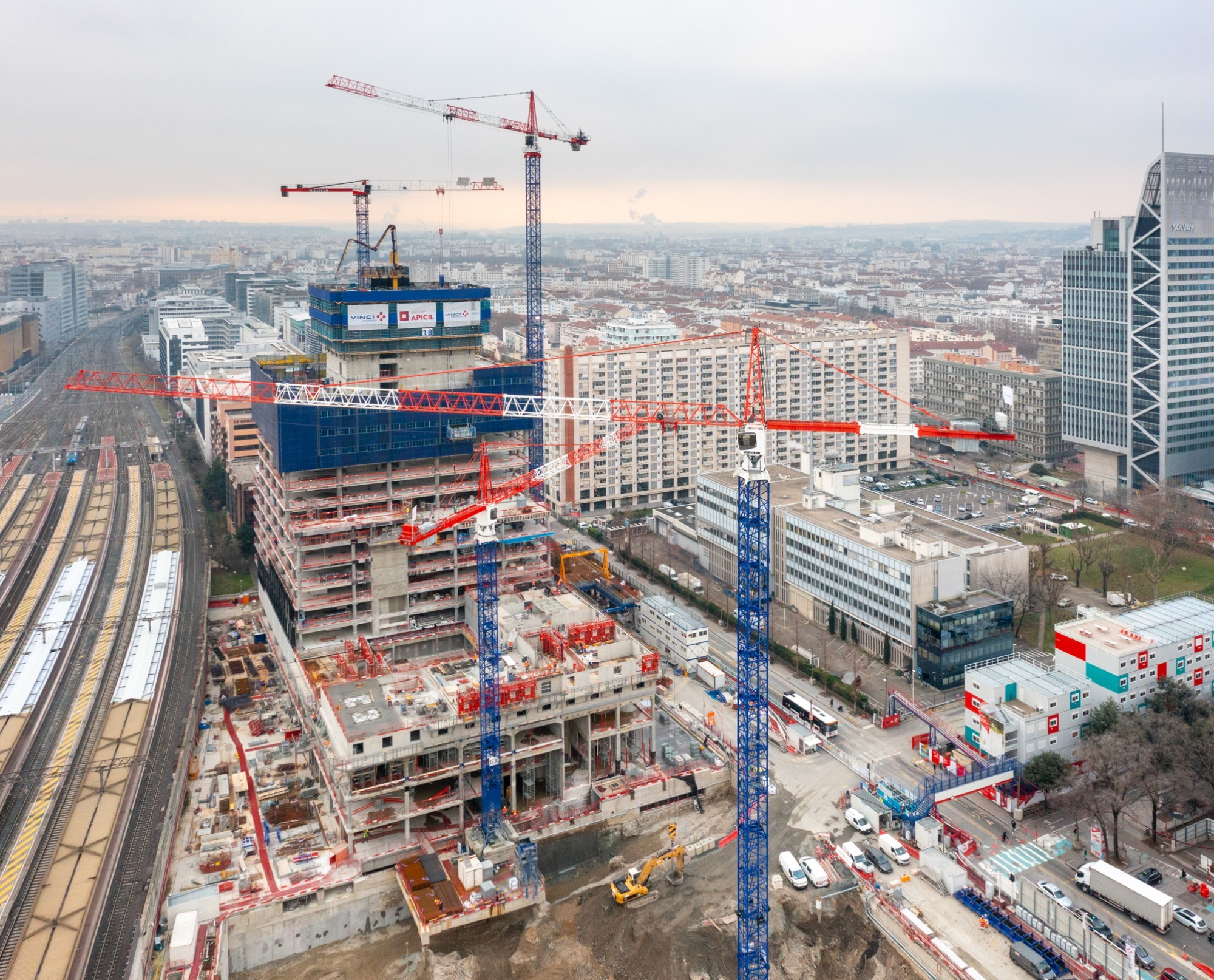 Jusqu’à quatre grues Liebherr ont fonctionné sur le chantier pour réaliser la tour «To-Lyon».