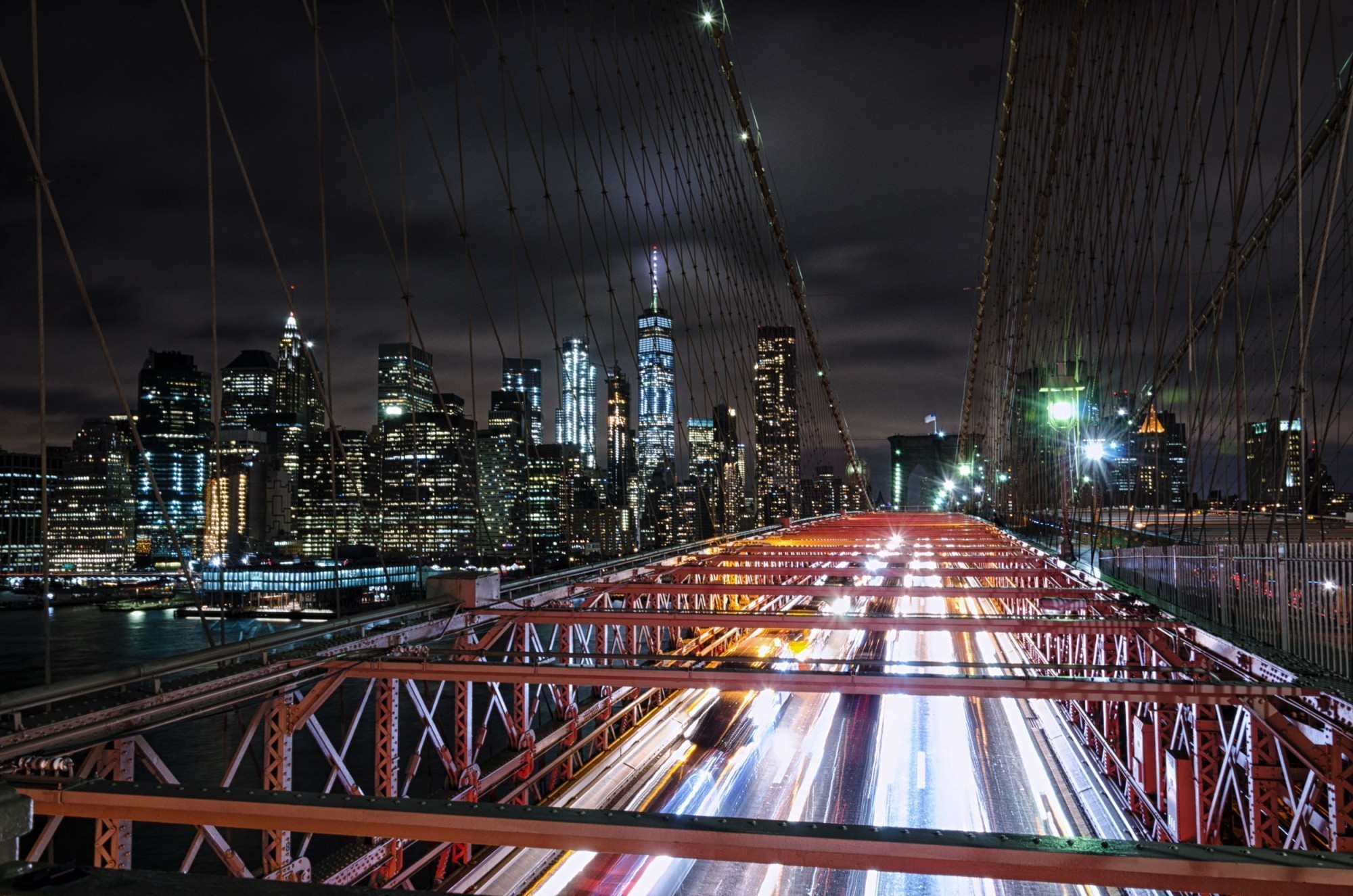 Trafic sur le pont de Brooklyn la nuit. Le champ magnétique de Brooklyn démontre que, contrairement à Berkley, New York ne dort pas la nuit.