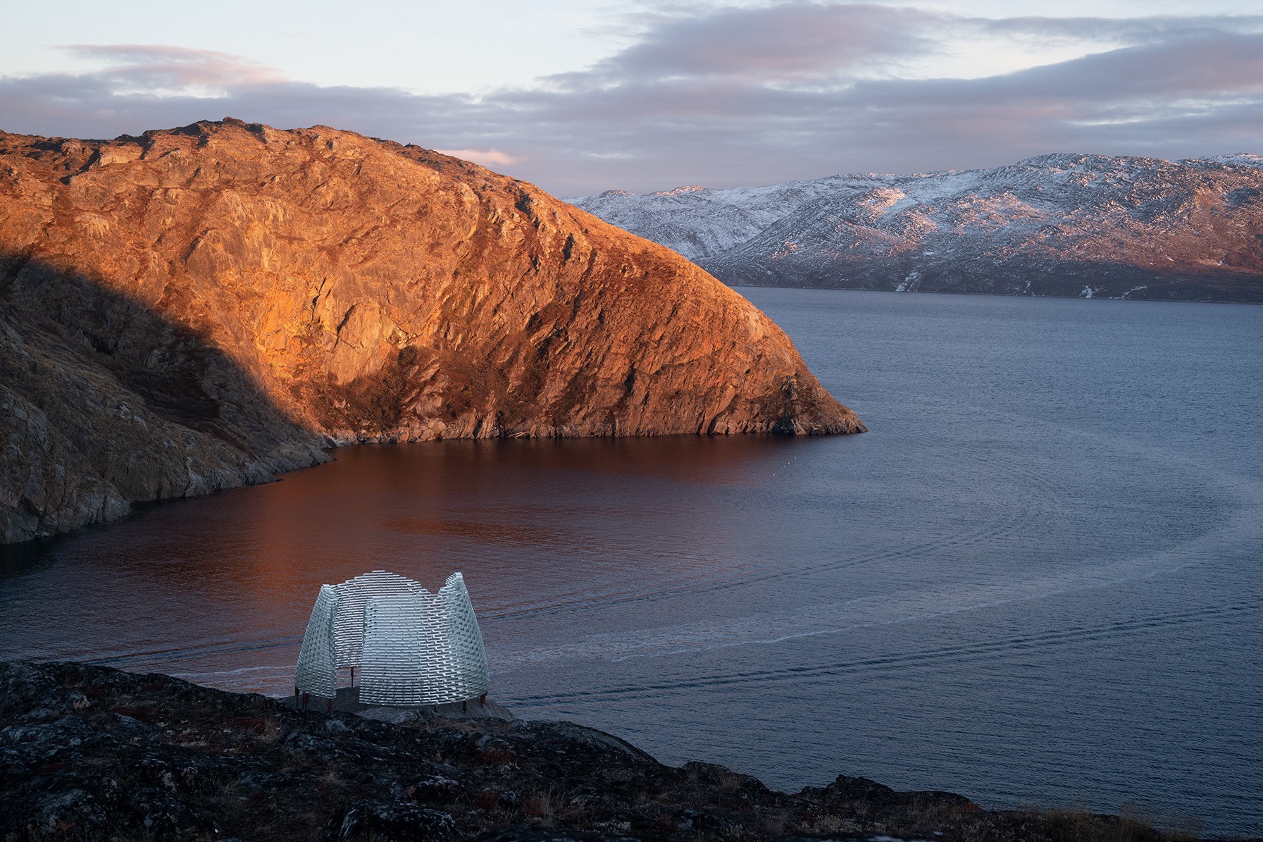 Le pavillon, situé à proximité de deux fjords a été construit au milieu d'un paysage spectaculaire.