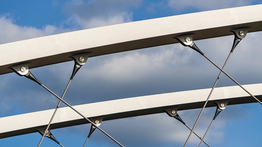 Un nouveau matériau pour une construction classique: les câbles en polymère renforcé de fibres de carbone et leur fixation aux deux arches du pont.