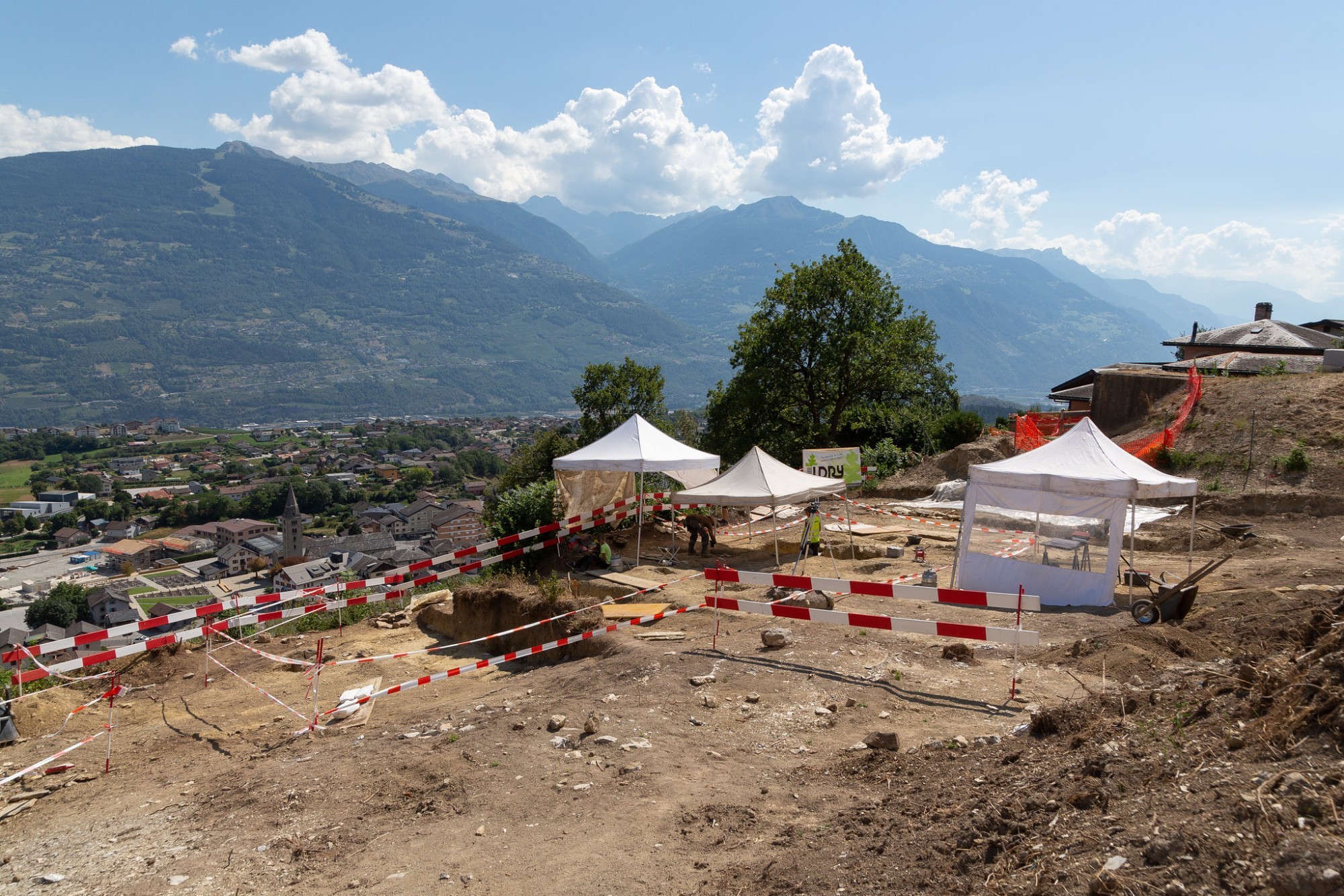 Une nécropole a été découverte près de Savièse (VS) permettant aux archéologues d'analyser les techniques d'inhumation de l'époque.