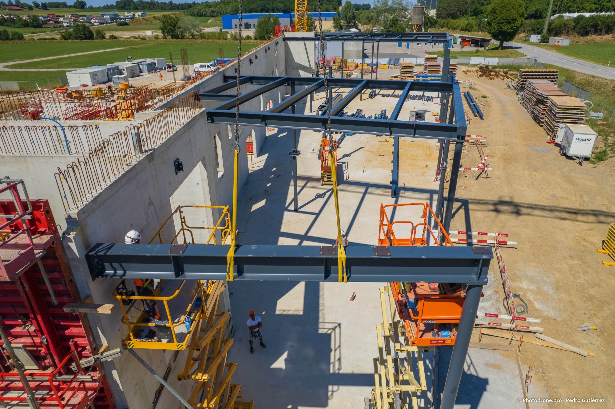 La structure métallique XCarb a été fabriquée par Morand Constructions Métalliques dans ses ateliers d'Enney en Gruyère au cours du mois de juillet et posée début août à Rossens.