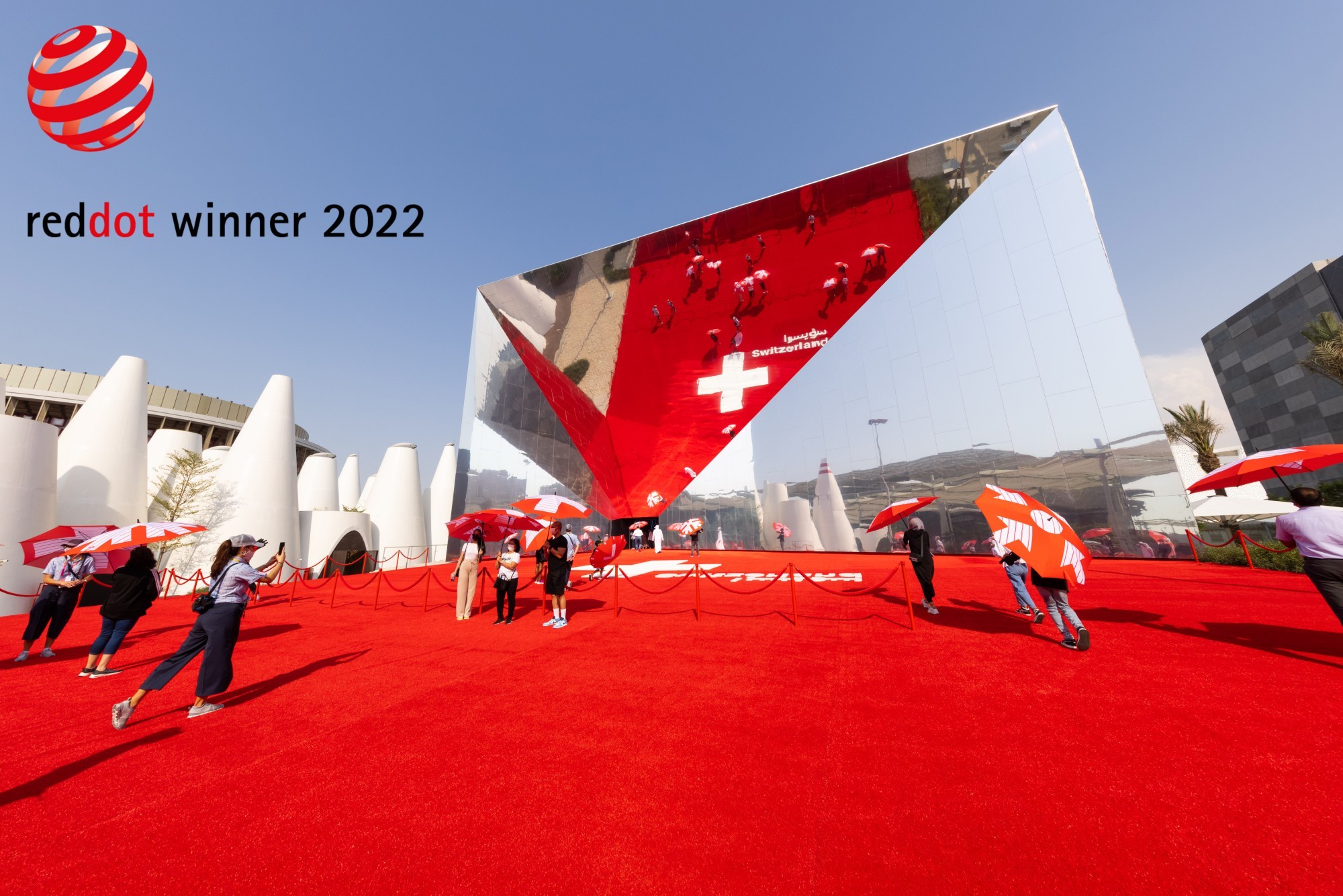 La façade iconique en miroir et le tapis rouge à l'extérieur ainsi que l'expérience dans une véritable mer de brouillard à l'intérieur ont rendu le pavillon suisse inoubliable.