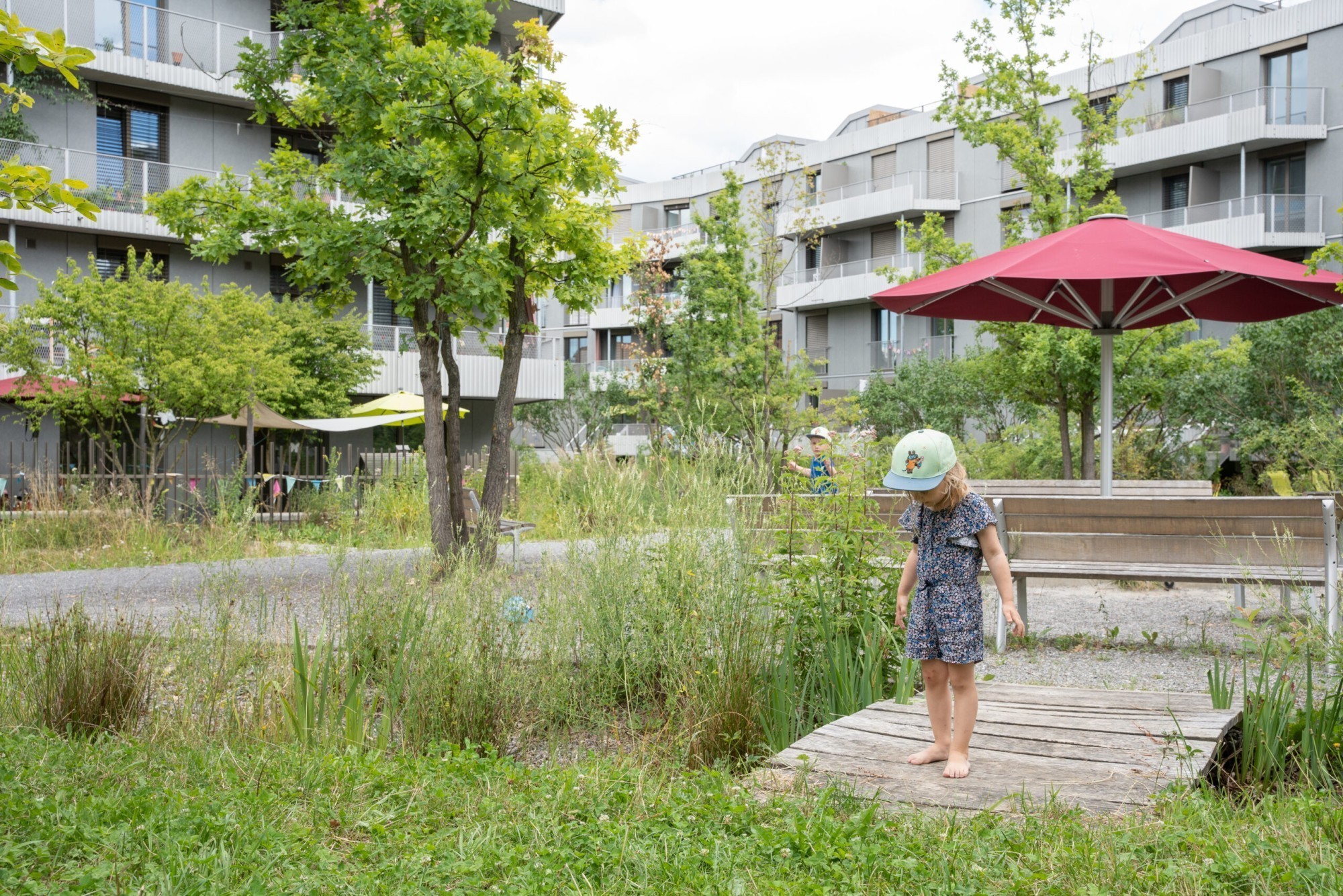 L'aménagement proche de la nature de l'immeuble Stöckacker Süd invite petits et grands à s'attarder et à jouer.