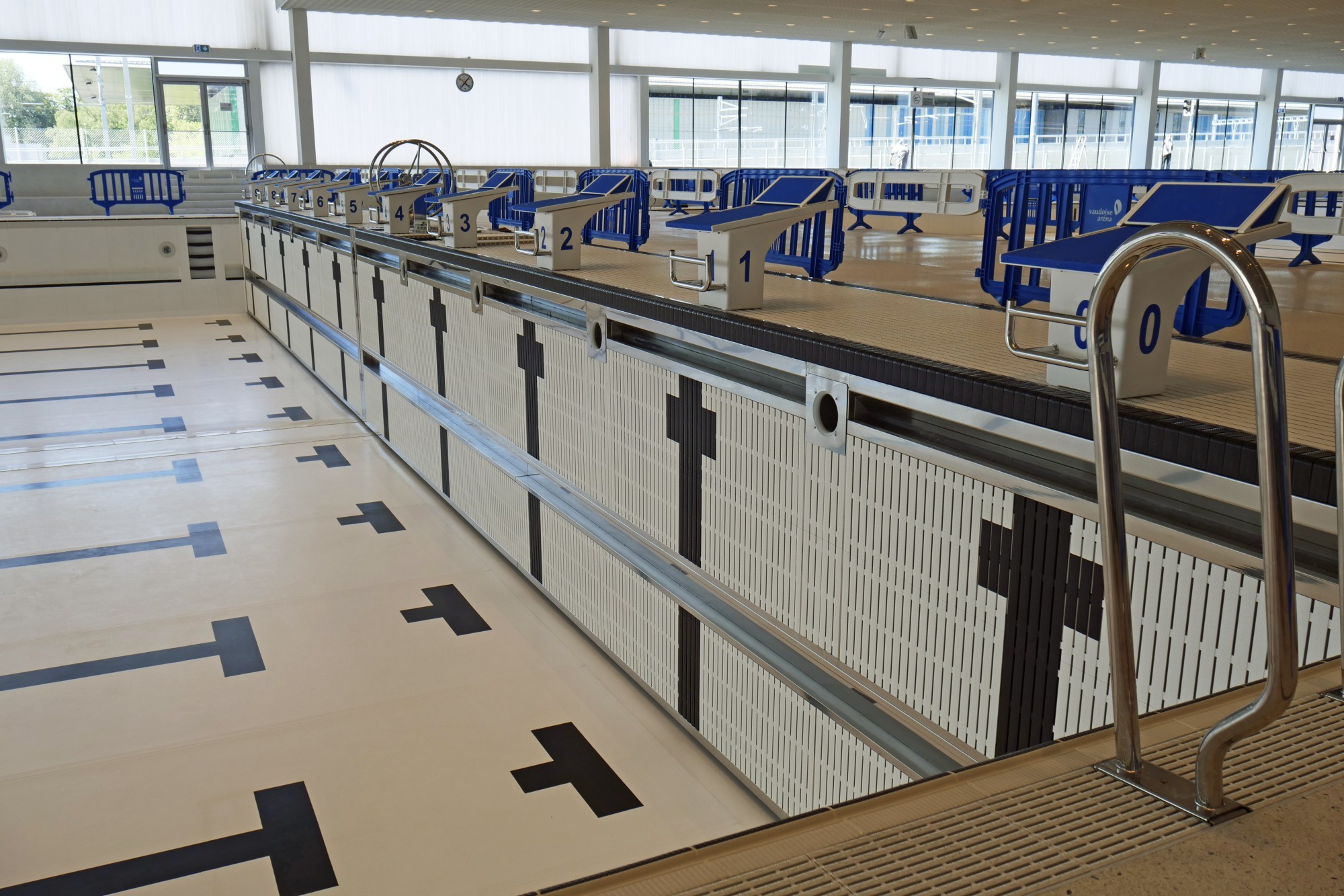 La fosse et les bassins de la Vaudoise Aréna présentent une flexibilité maximum. Grâce à un mur mobile et divisible, la piscine olympique peut être redimensionnée quasiment à volonté, offrant simultanément des lignes d’eau de 50 m et de 25 m.