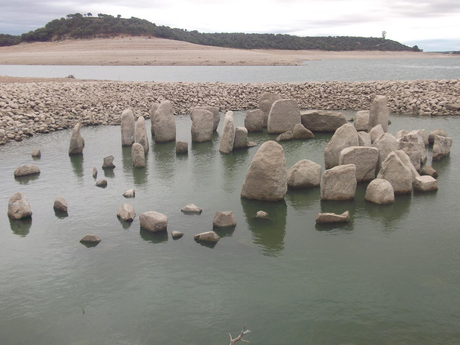 Le complexe de dolmens avait également été admiré lors de la décrue du barrage de 2012.