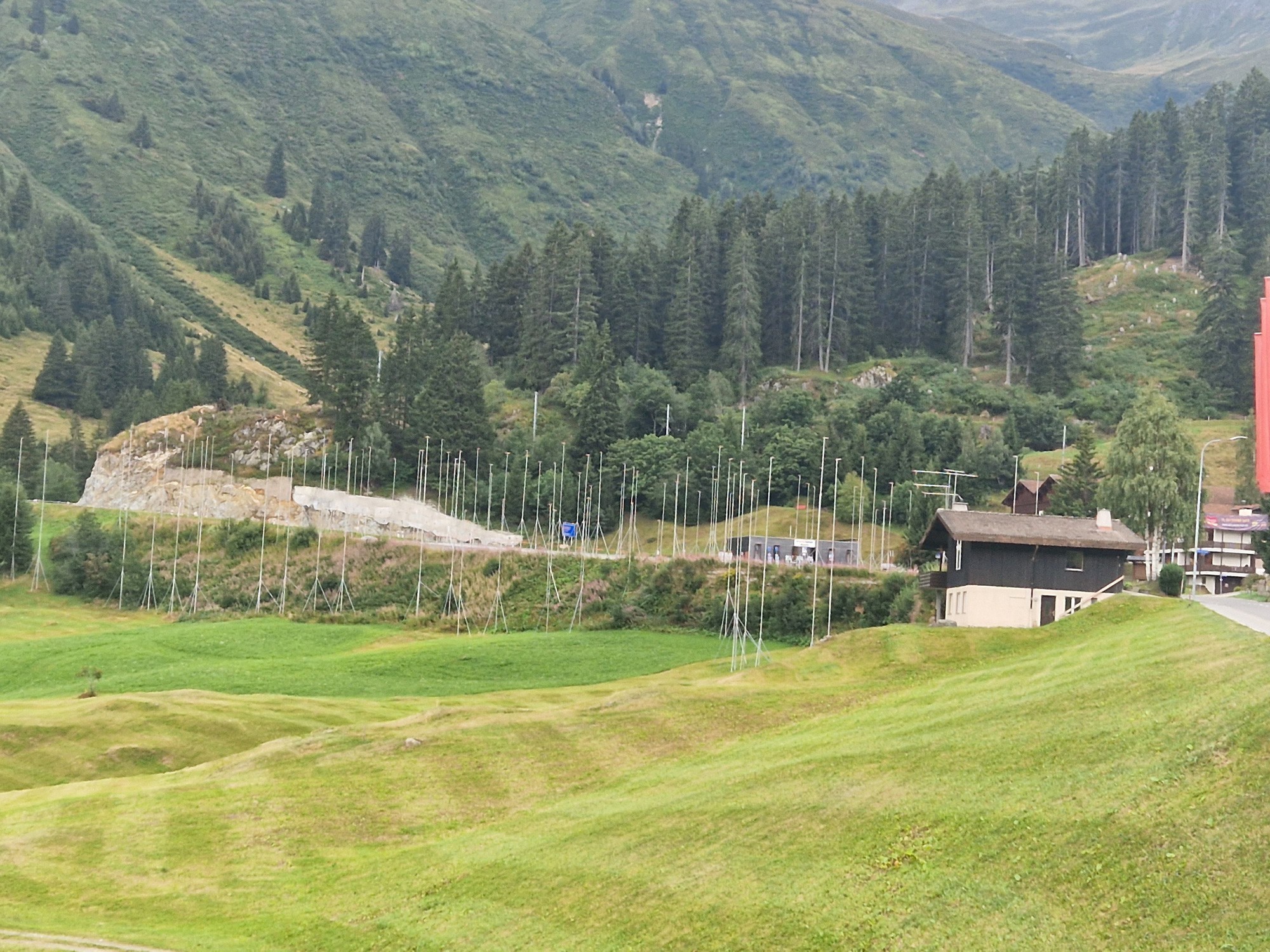 Des profils de construction délimitent le projet qui doit voir le jour sur le terrain de l'actuel parking en face de la station inférieure de Dieni du Ski Arena Andermatt-Sedrun.