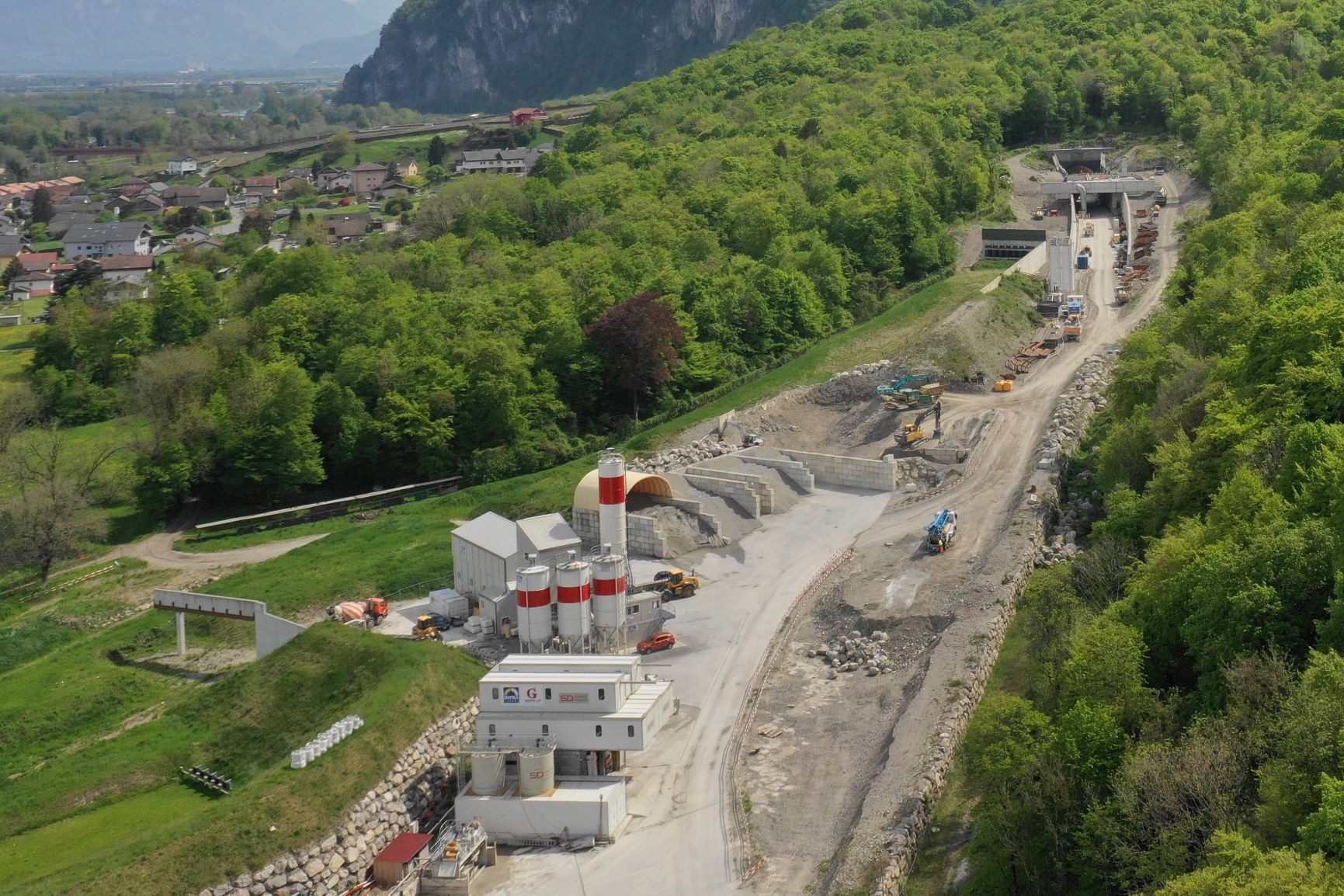 Vue aérienne du tunnel des Evouettes. Une  journée portes ouvertes sera proposée à la population le samedi 10 septembre afin de constater l'avancement des travaux de l'escavation du corridor.