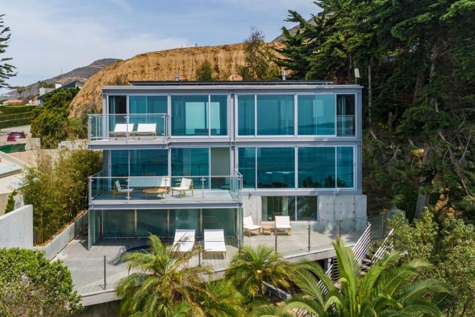 La dernière villa transparente créée par le fameux architecte américain du milieu du siècle. Elle se situe à Malibu à proximité de la plage et dans un environnement de rêve.