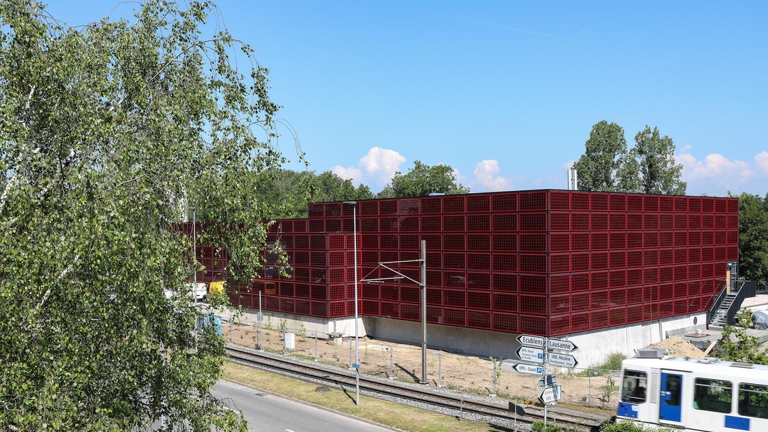 Quelques chiffres sur la consommation énergétique de l'EPFL: 54% de l’énergie provient de la centrale thermique qui permet de chauffer et refroidir le campus grâce à l’eau du Léman, 6% provient du gaz et 40% de l’électricité.