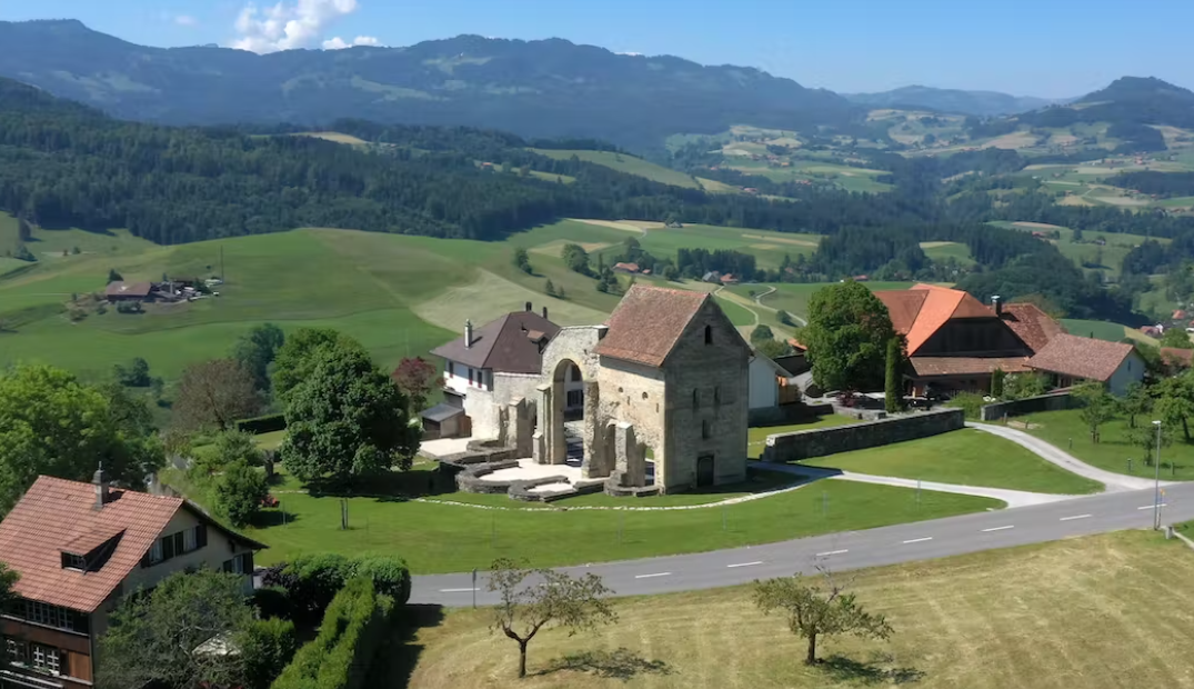 Les vestiges du monastère de Rüeggisberg dévoilent le bras nord et le mur est du transept ainsi que les fondations des absides de l’ancienne église clunisienne. il s'agit d'une vue aérienne (drone) vers le sud-ouest.