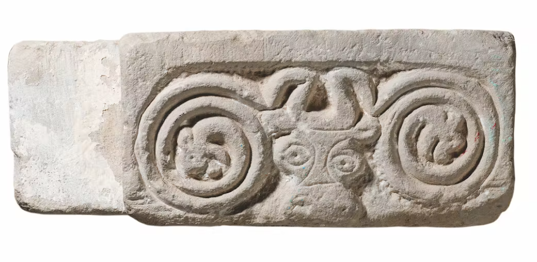Éléments d’architecture sculptés exposés dans le nouveau musée: impostes arborant des motifs de serpent, de raisin et de bouc.