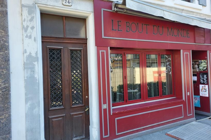 Nouvelle dynamique cet automne pour le quartier de la Rue d'Italie à Vevey: changement de propriétaire du bar-scène Le Bout du Monde et fin des travaux de réaménagement de la place de l'Oriental.