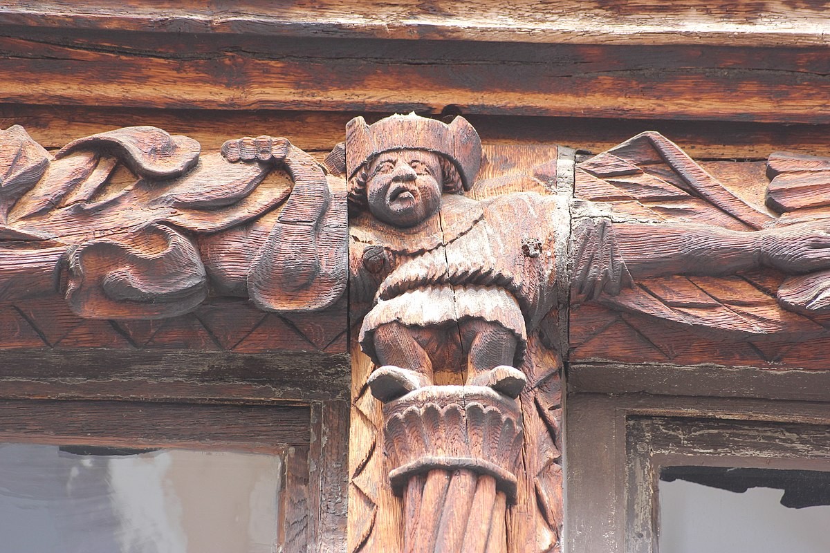 Des statuettes d'hommes et de singes recouvrent la façade de la Maison de bois. Grâce au scan 3D le niveau de détail a nettement été amélioré.