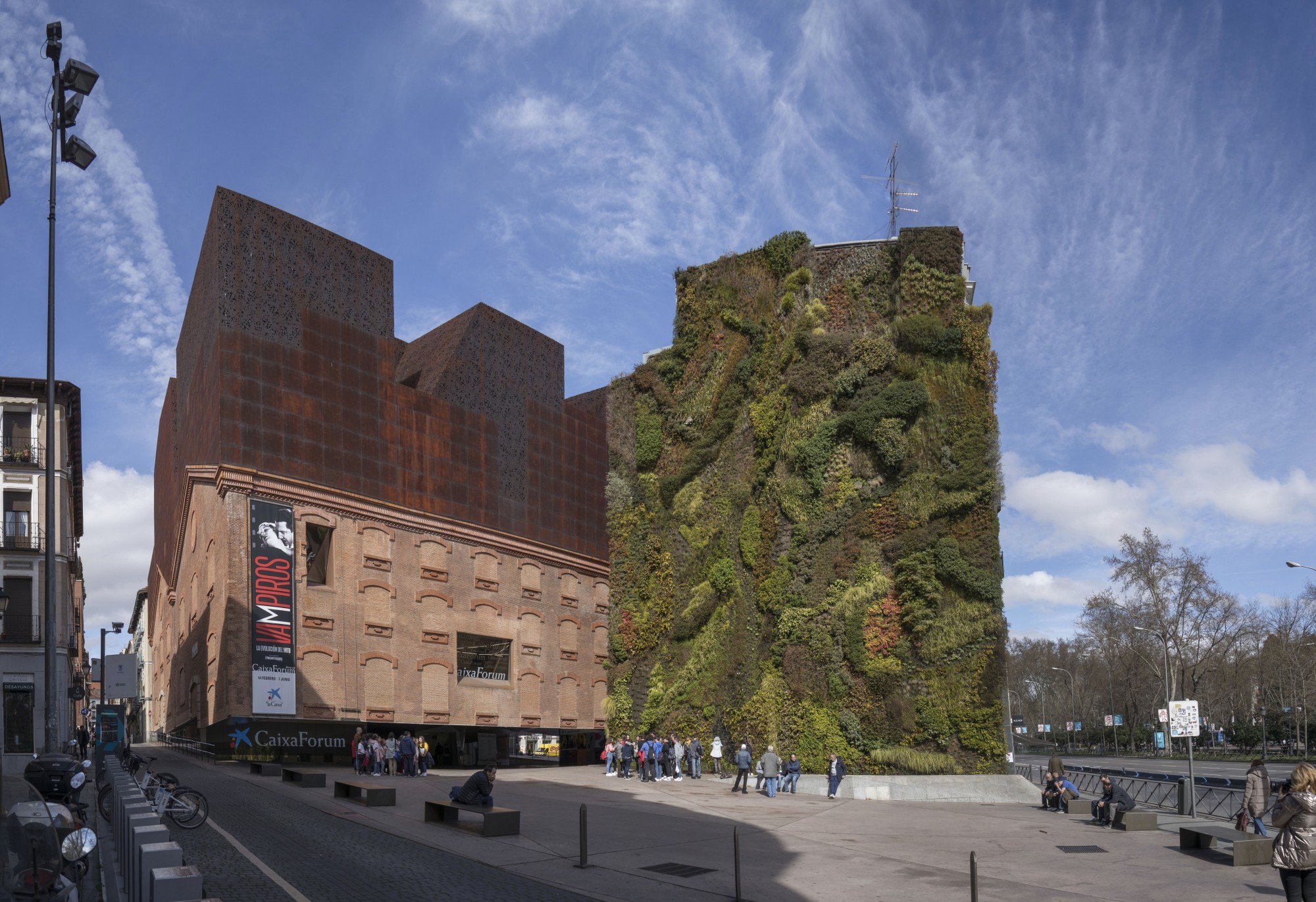 Le CaixaForum dispose de plus de 2 000 m2 de salles d'exposition, d'un auditorium de 322 places, d'une médiathèque, de plusieurs salles polyvalentes pour des conférences et autres activités, d'ateliers de conservation et de restauration et d'un entrepôt d