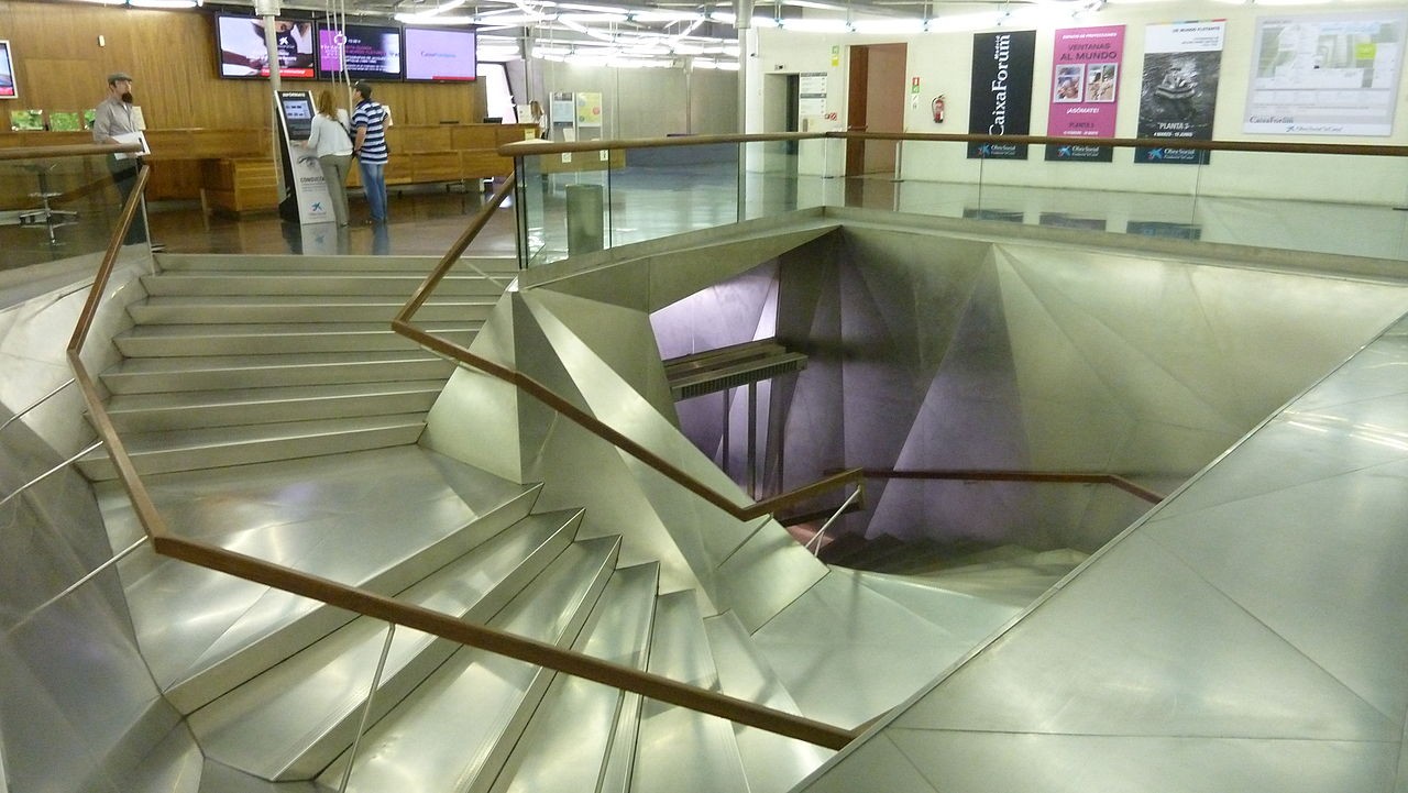 Un superbe escalier moderne et impressionnant se trouve à l'intérieur du CaixaForum de Madrid.